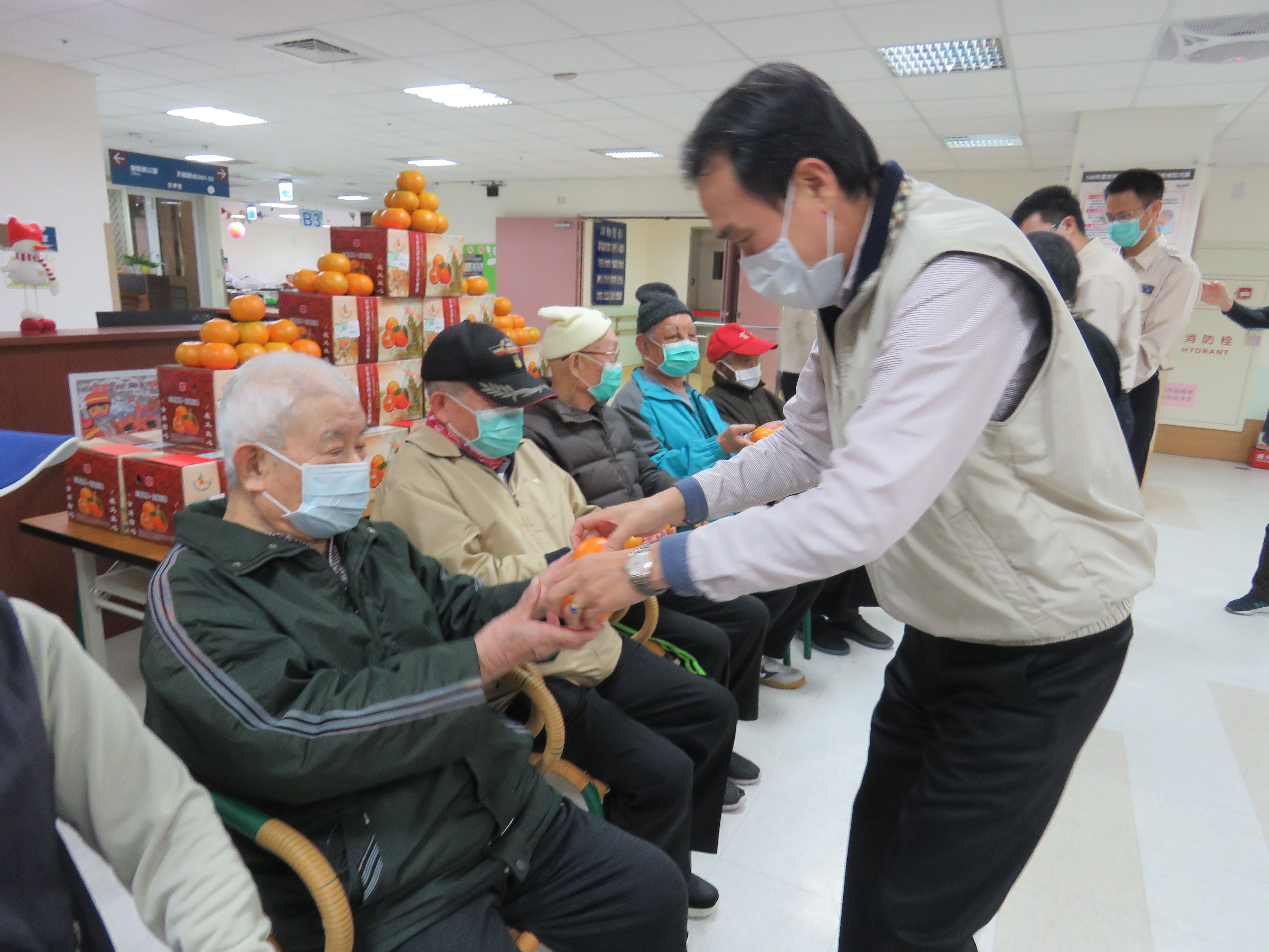 110年1月5日總統關懷住民，致送春節茂谷柑禮盒迎新年