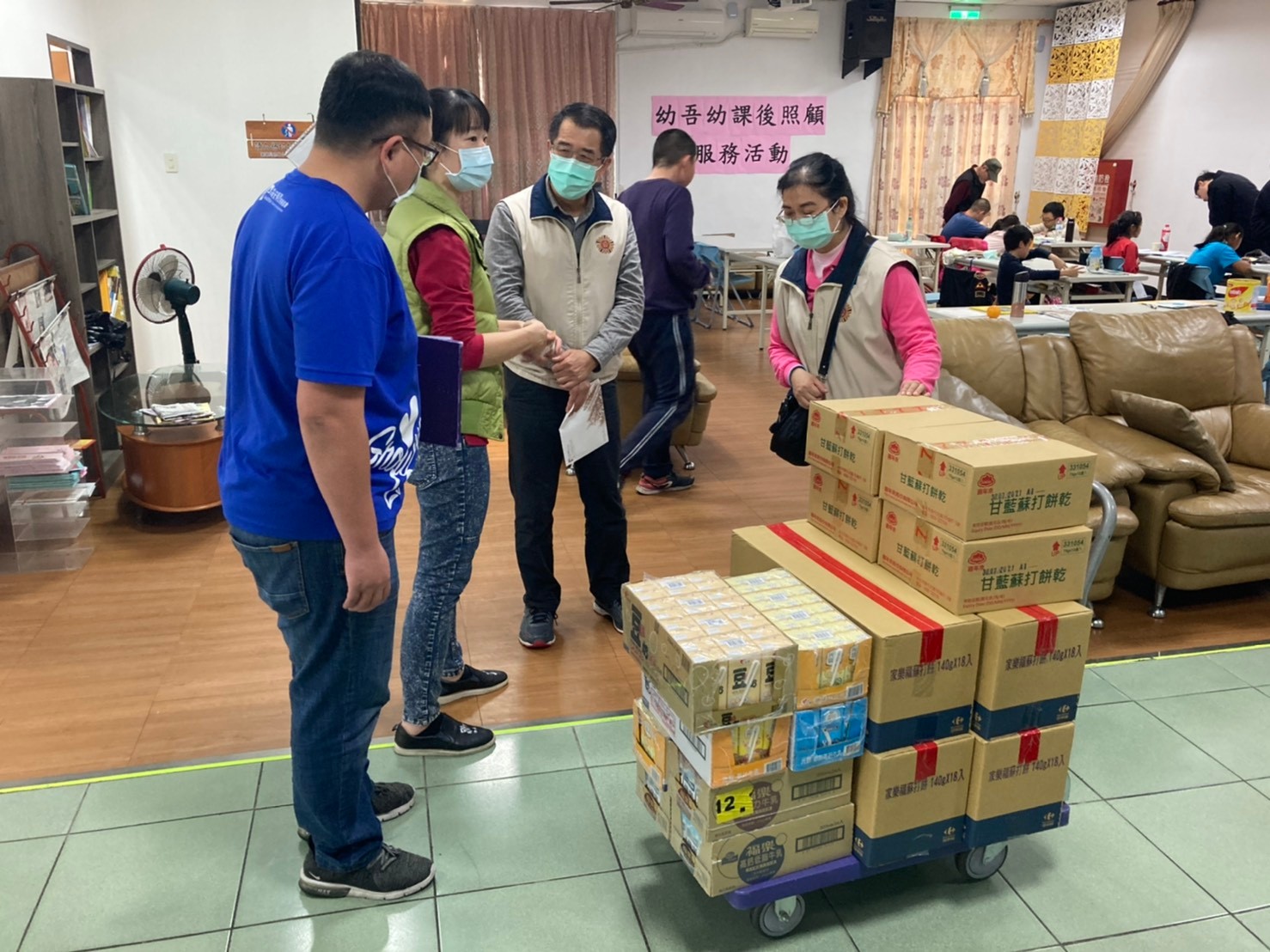 安得烈慈善協會臺南辦事處代處長蔡佩君親抵榮家，致贈學子們營養的餅乾與牛奶