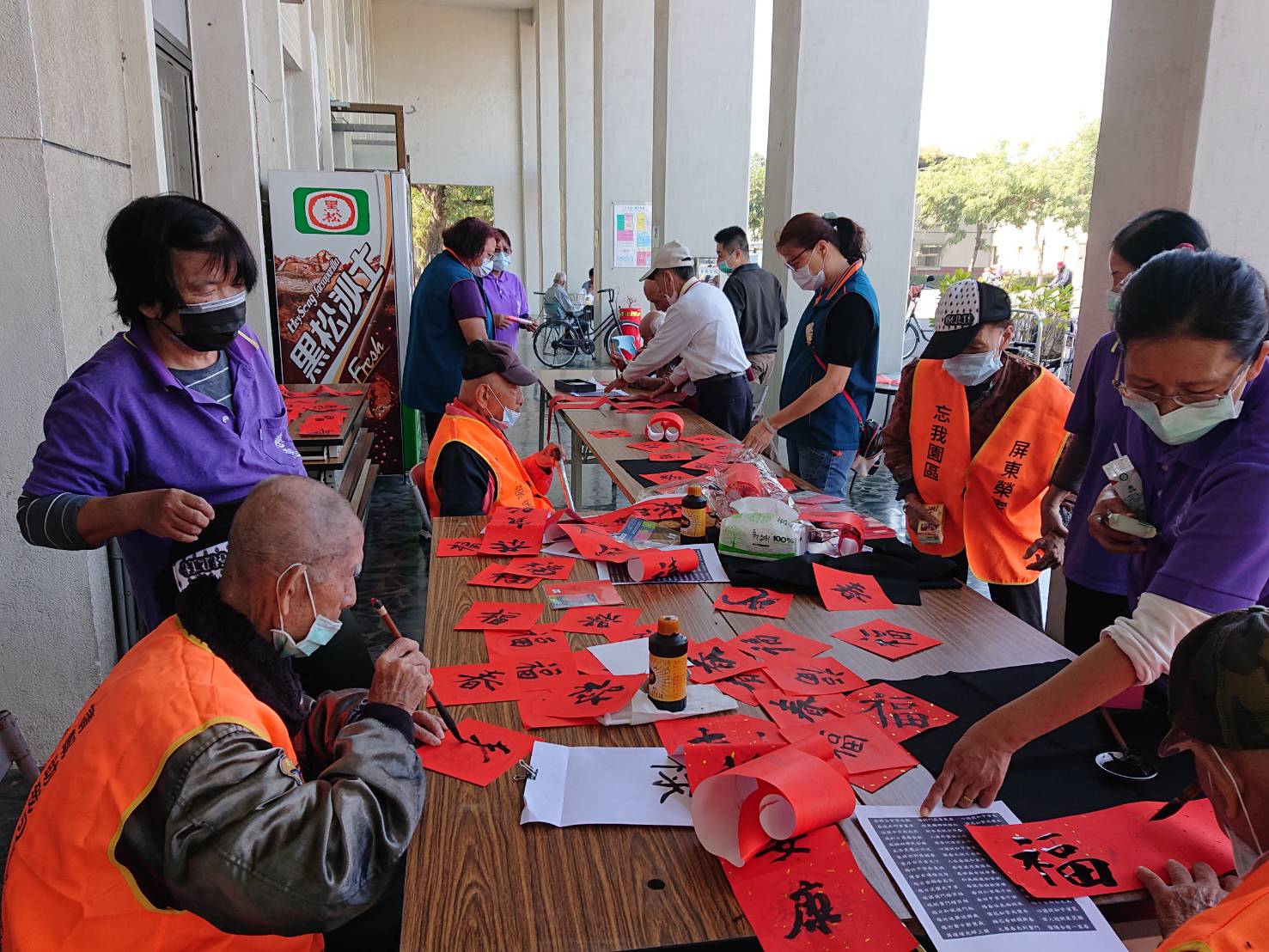 110年2月8日屏東榮家迎新春活動 榮民揮毫寫春聯樂開懷