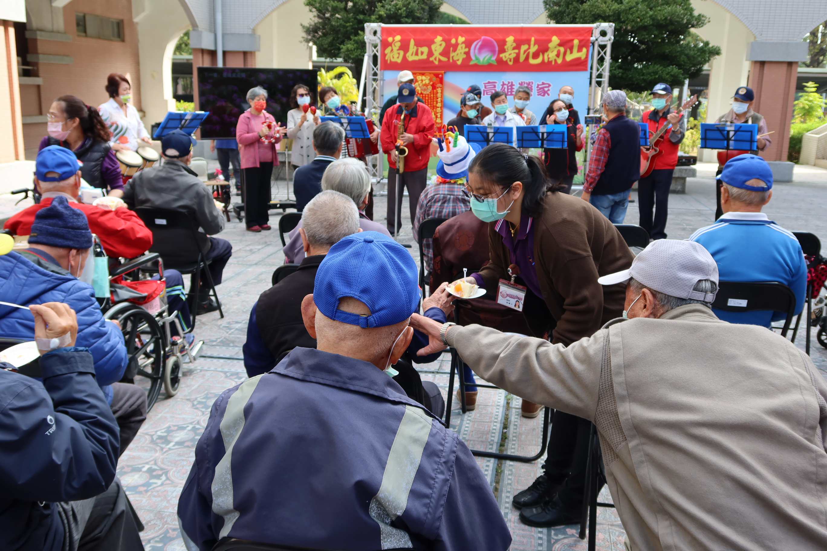 百齡壽星邱爺爺歡喜慶生  榮家熱情洋溢齊祝賀