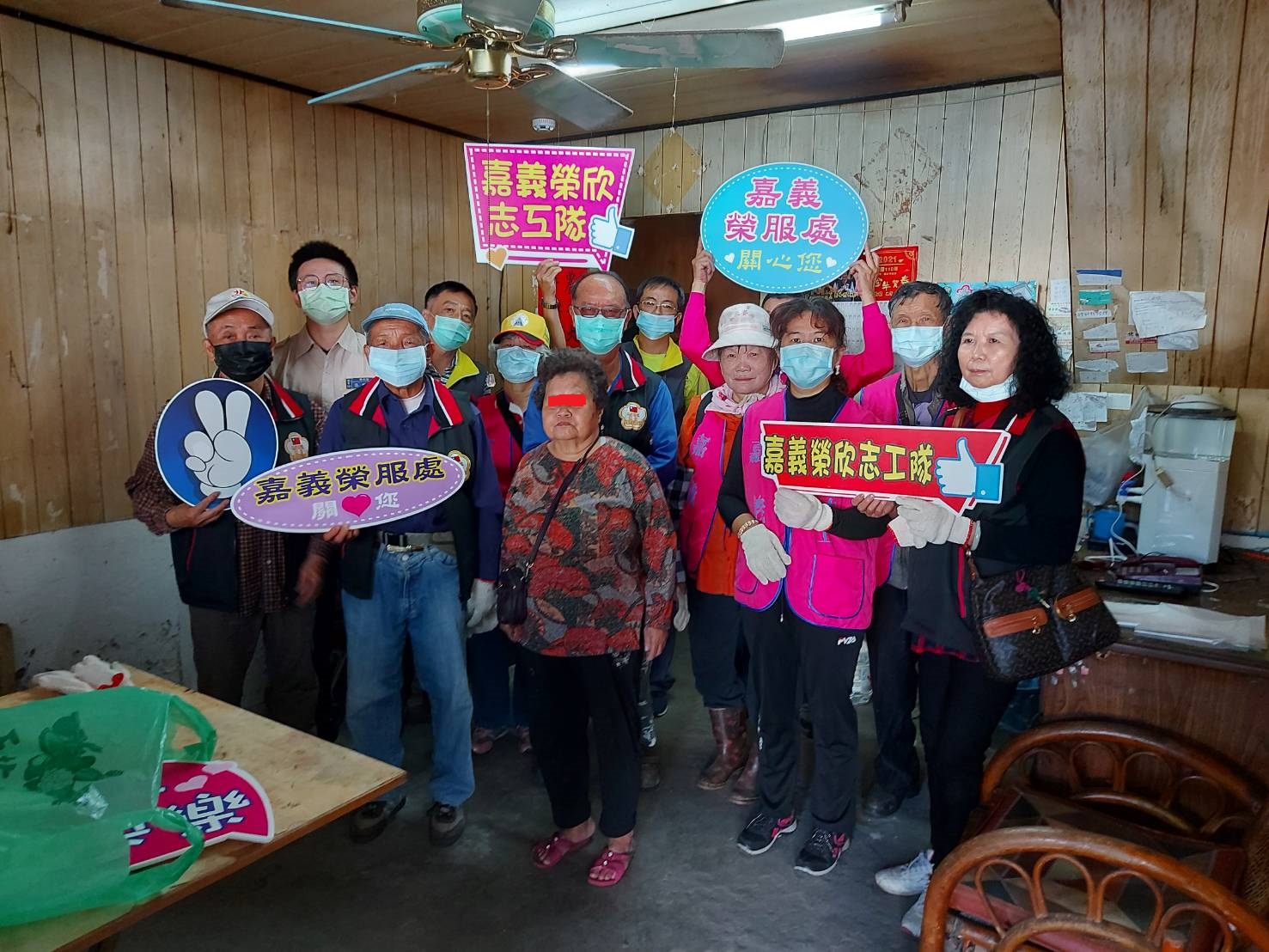 關懷獨居遺眷 榮欣志工協助清理家園