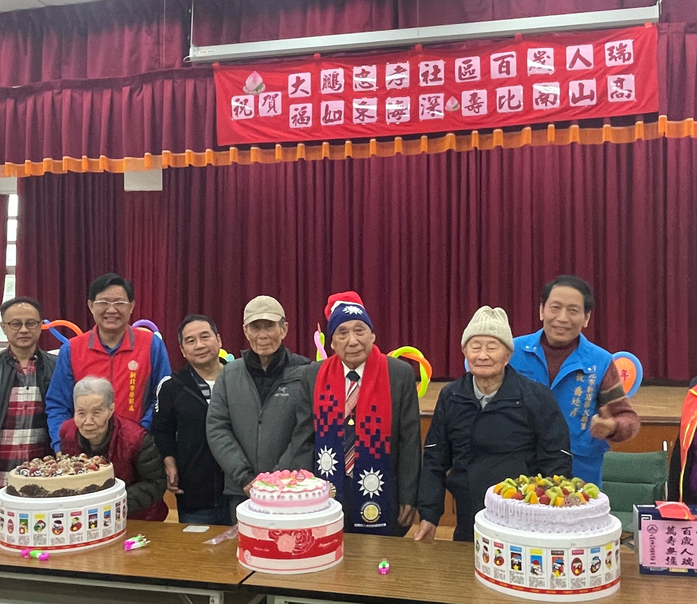 何智叢爺爺(右3)與社區內百歲人瑞共同慶生