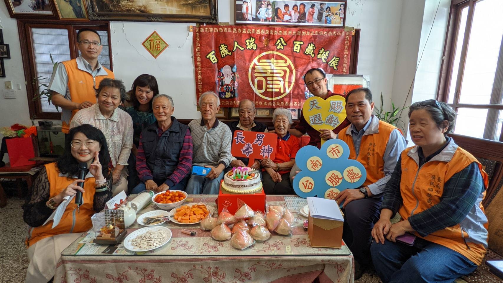 100歲生日快樂 臺南榮服溫馨慶賀李爺爺嵩壽