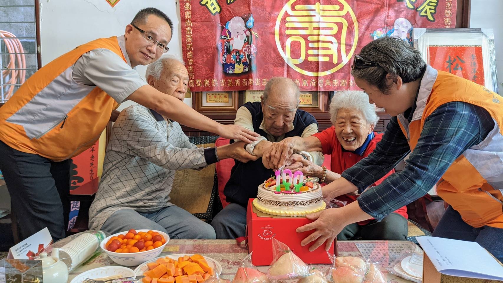 100歲生日快樂 臺南榮服溫馨慶賀李爺爺嵩壽