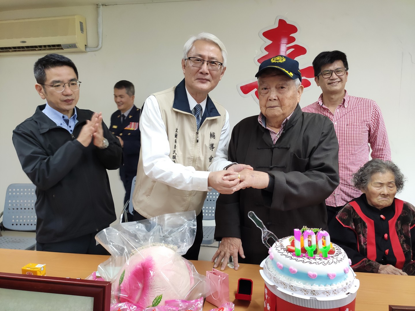 榮服處為百歲榮民人瑞嵩慶百齡祝壽活動