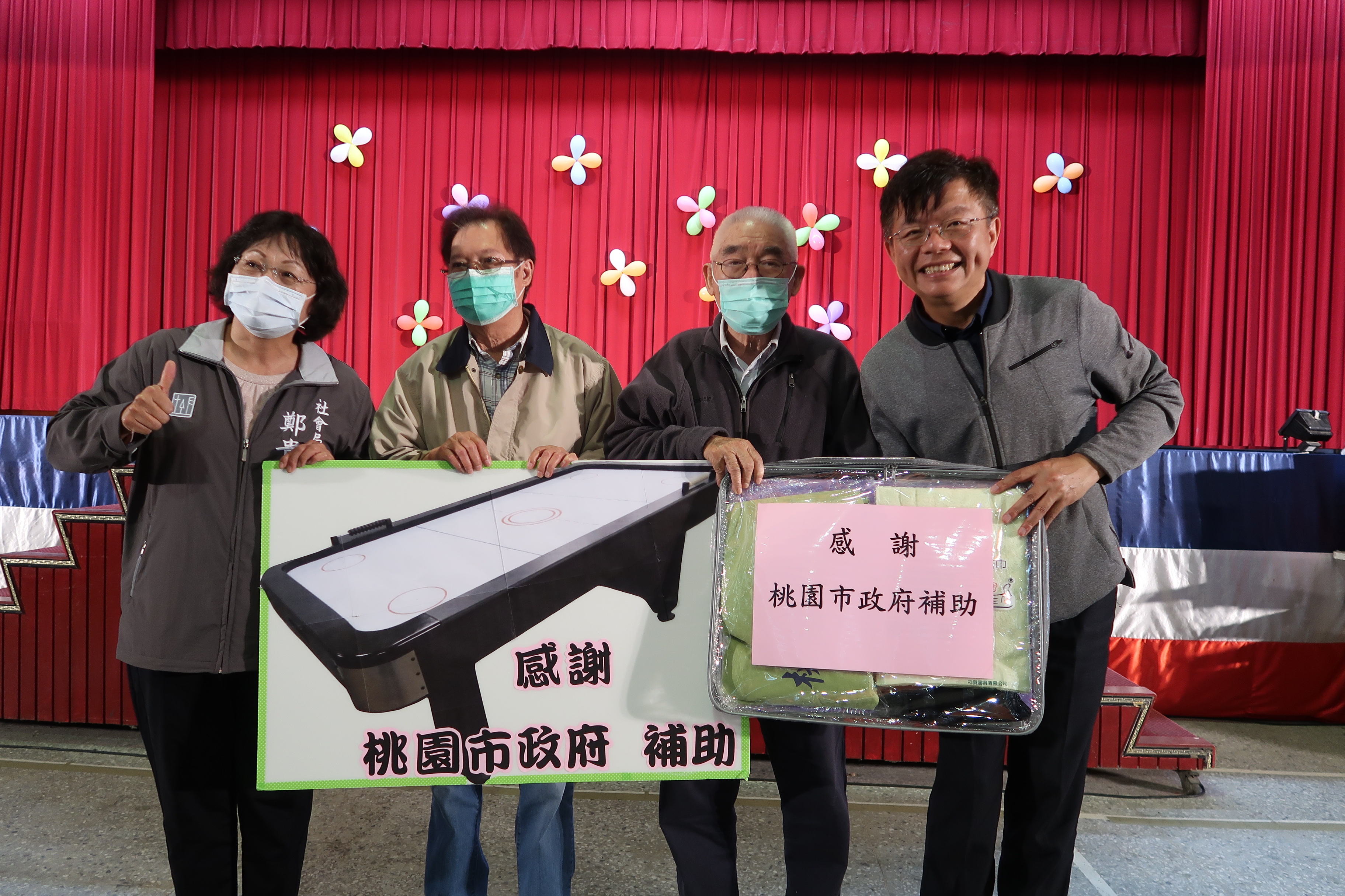 桃園市政府補助春節慰問品捐贈儀式-最左桃園市政府社會局局長鄭貴華-最右家主任陳平