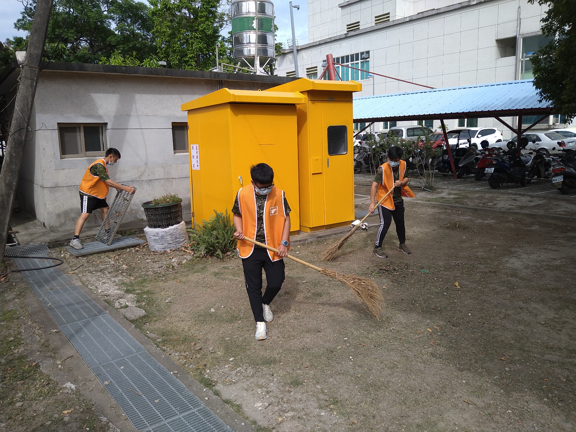 110.04.21 軍人戰備訓練之餘獻愛心～陸軍臺東地區指揮部機械化步兵第一營營部連至馬蘭榮家愛民打掃