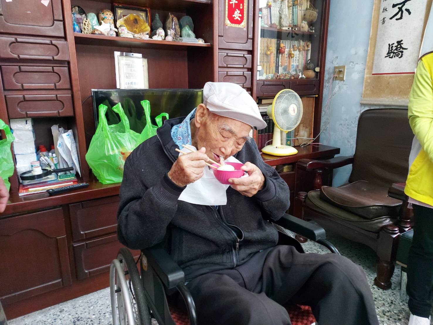 花蓮縣榮民服務處榮欣志工祝賀101歲劉伯伯百歲壽誕、福壽安康。