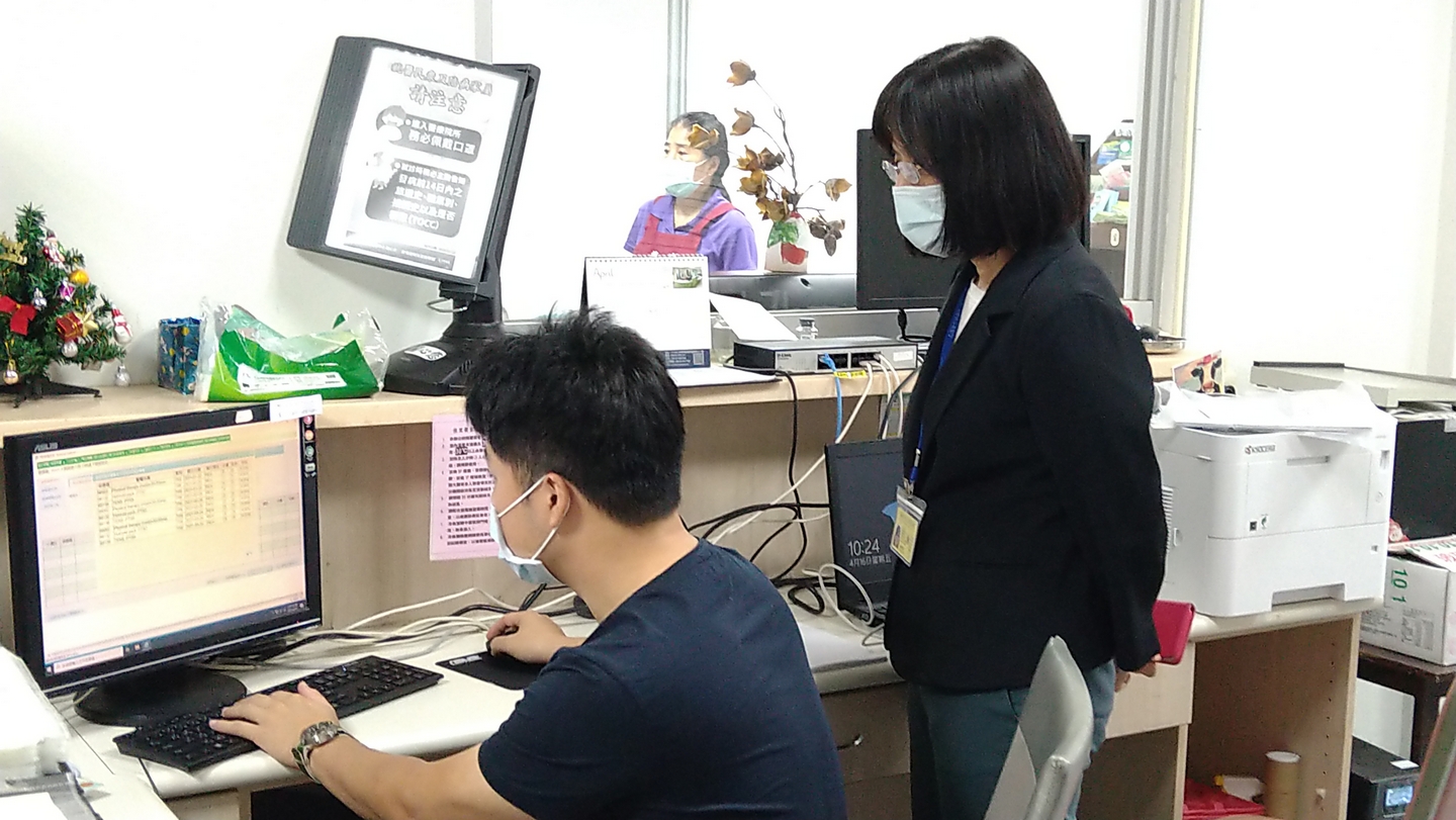 3.高雄榮總資訊團隊林主任指導佳里榮家何醫師使用門診系統功能。