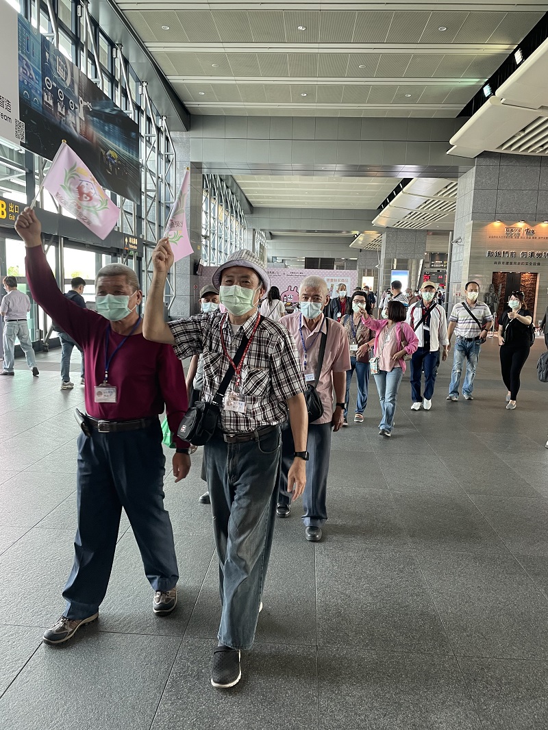 高鐵捷運初體驗 彰化榮家爺奶一日輕旅行