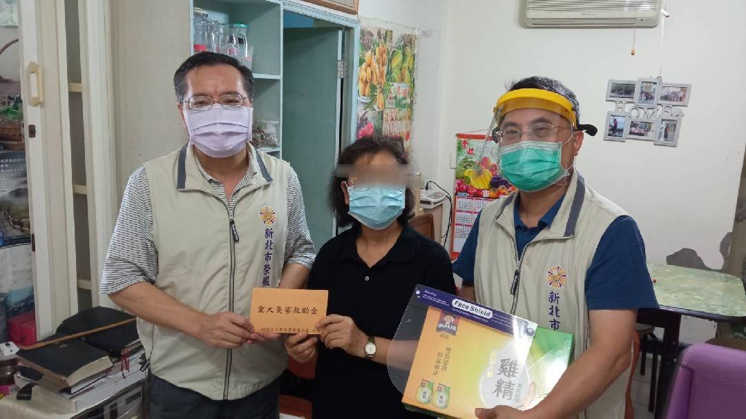 林火土處長(左)親至遺眷王女士(中)家中轉發榮民榮眷基金會重大災害救助金,並致贈養生食品及防疫面罩等物資