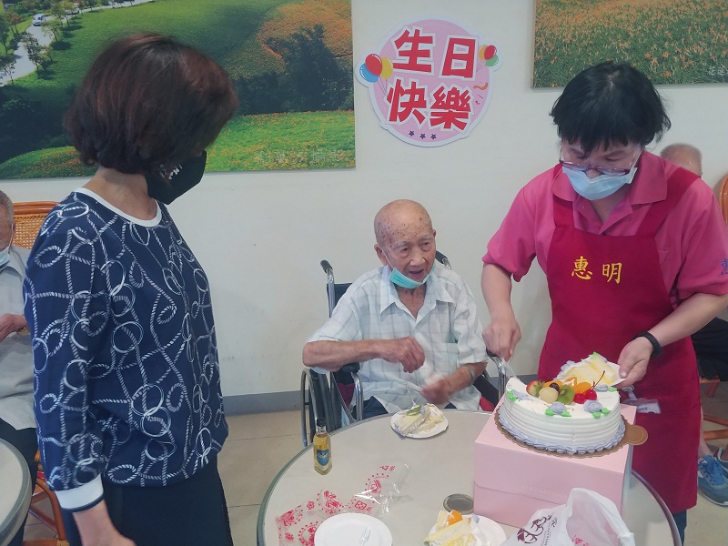 微慶生，新竹榮家祝賀兩位百歲爺爺生日快樂!