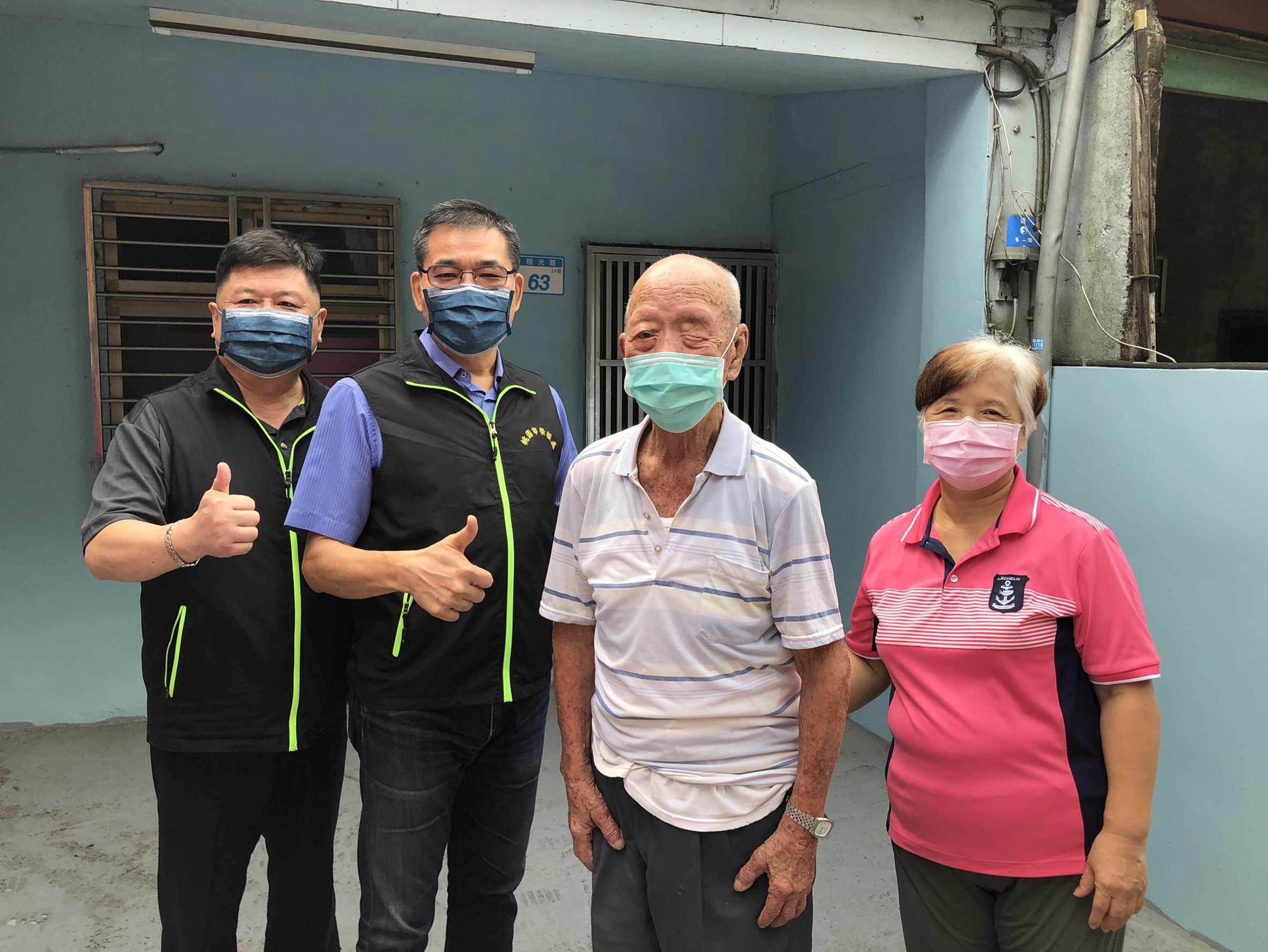 桃園榮欣志工秋節感動服務 協助單身榮民打掃家園