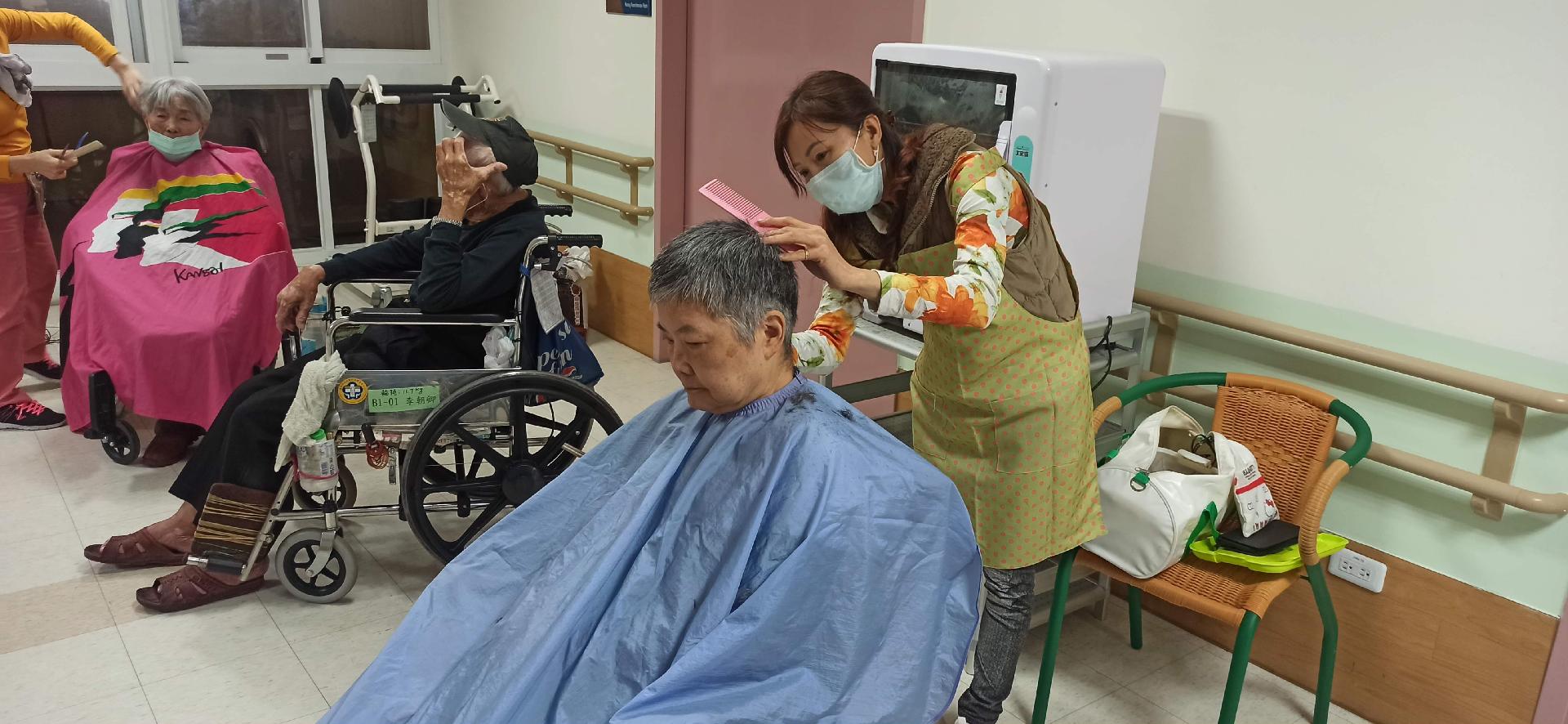 111年1月7日女子燙髮工會志工來家義剪服務