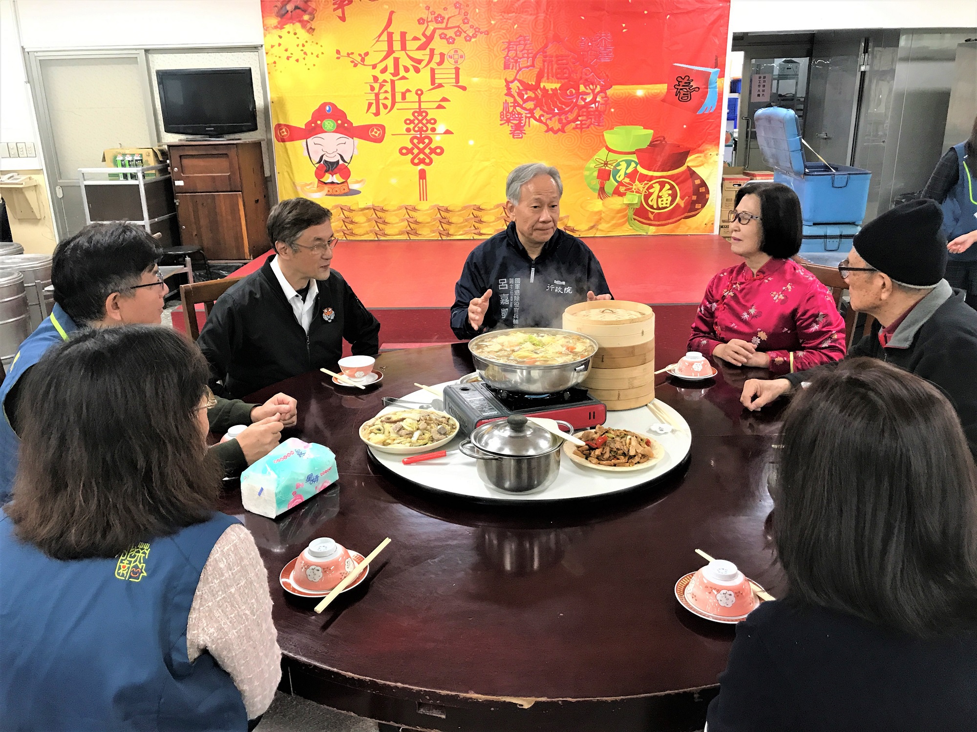呂副主任委員頒贈加菜金