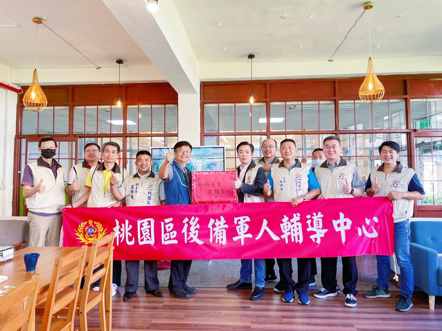 欣桃瓦斯公司總經理蒞家致贈咖啡館冰箱
