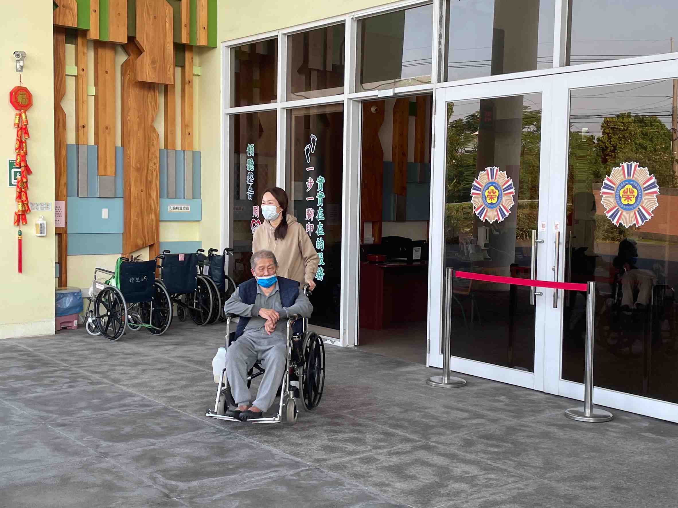 社工師推坐輪椅住民參加健走活動