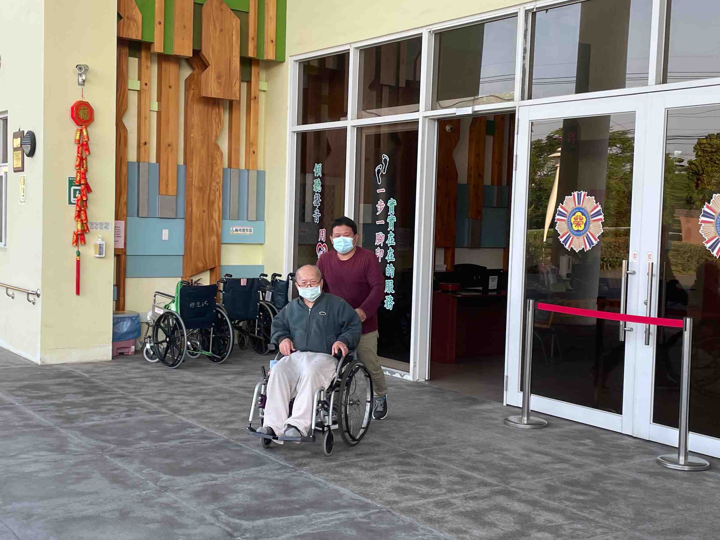 職員工推坐輪椅住民參加健走活動