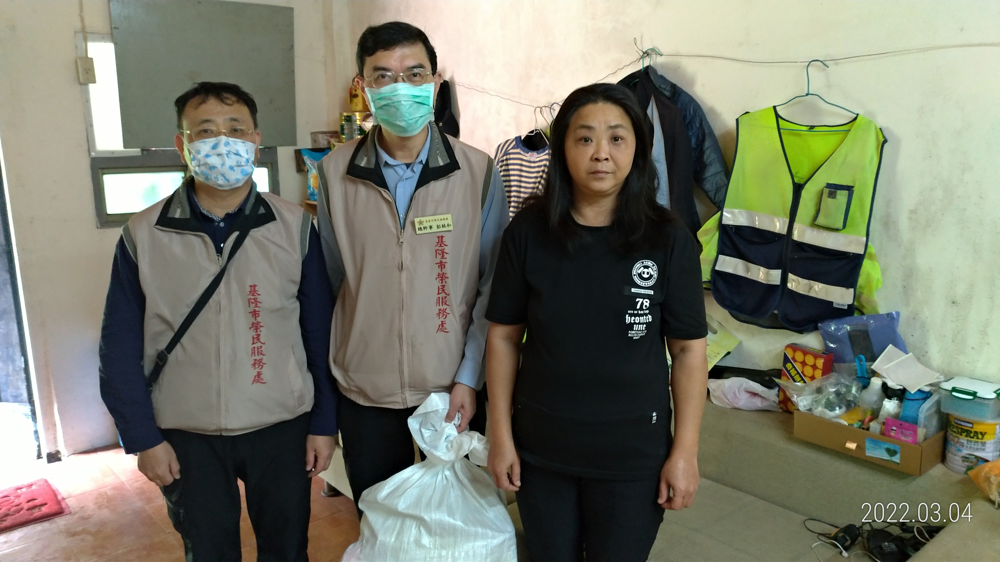 基隆市榮民服務處彭致和總幹事 (中) 致贈榮民任先生愛心物資,關懷其生活照顧及健康情形。