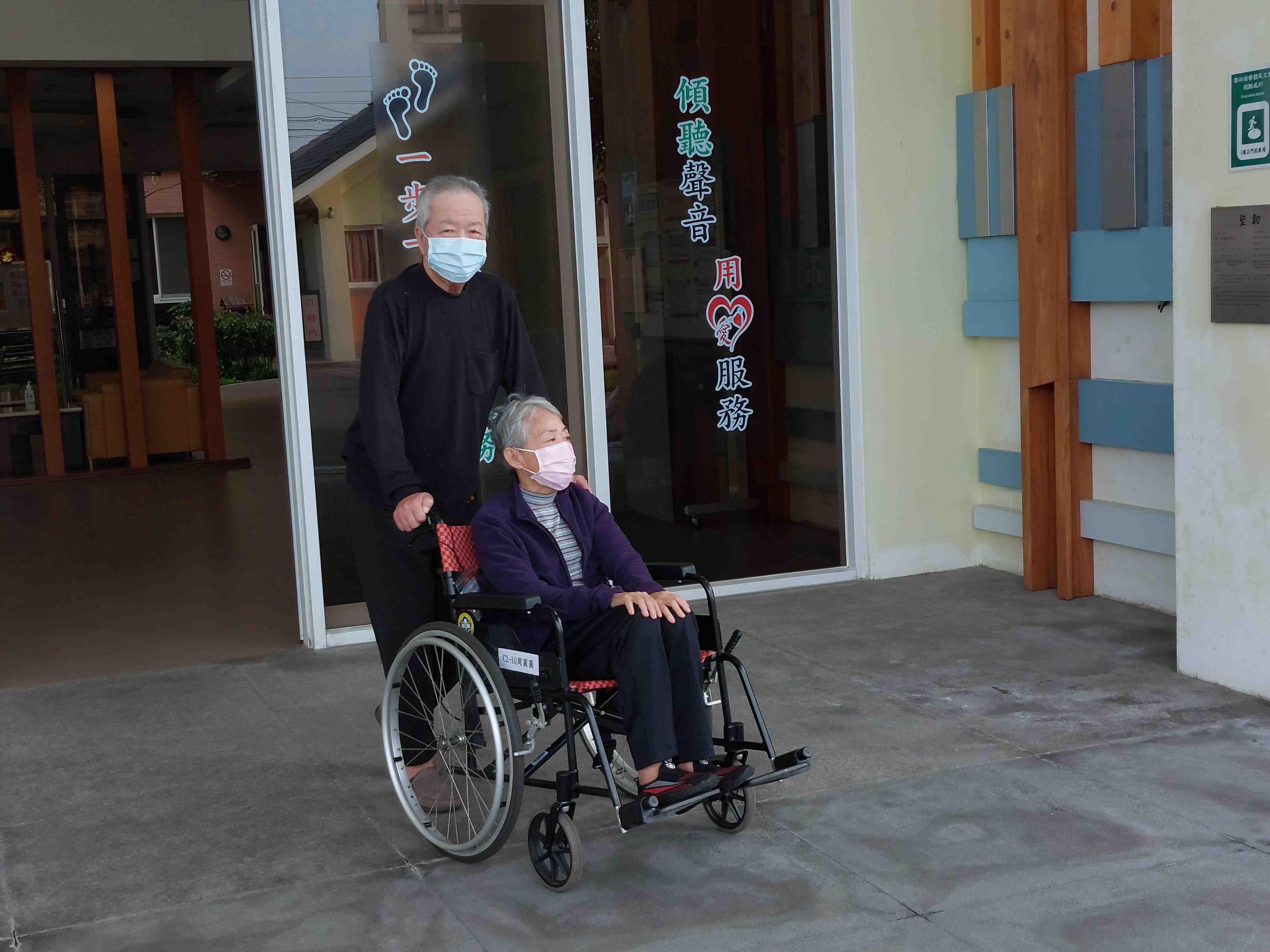 夫妻檔住民由夫推著妻坐輪椅參加健走活動