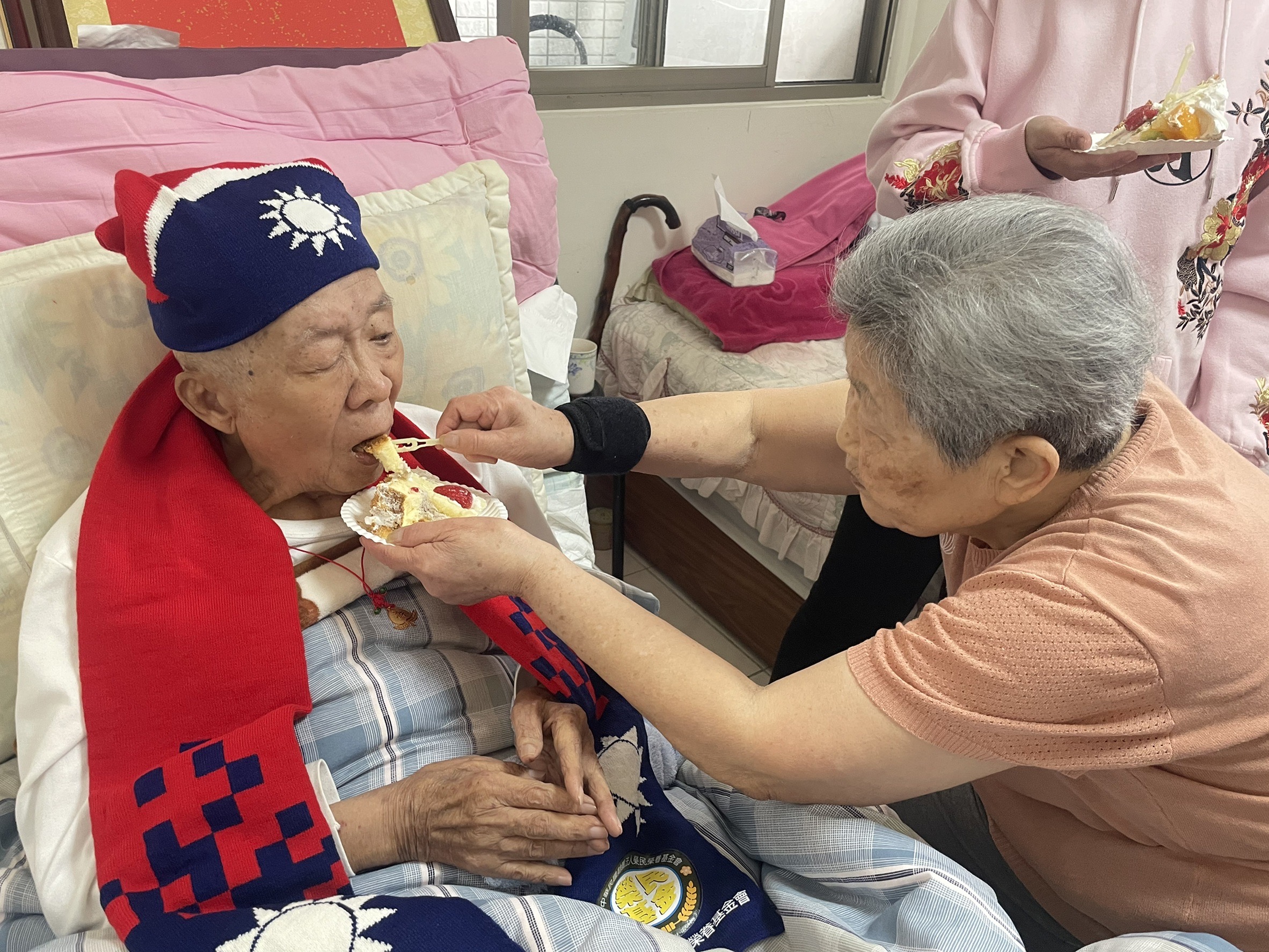 奶奶親餵徐爺爺生日壽糕，爺爺胃口很好