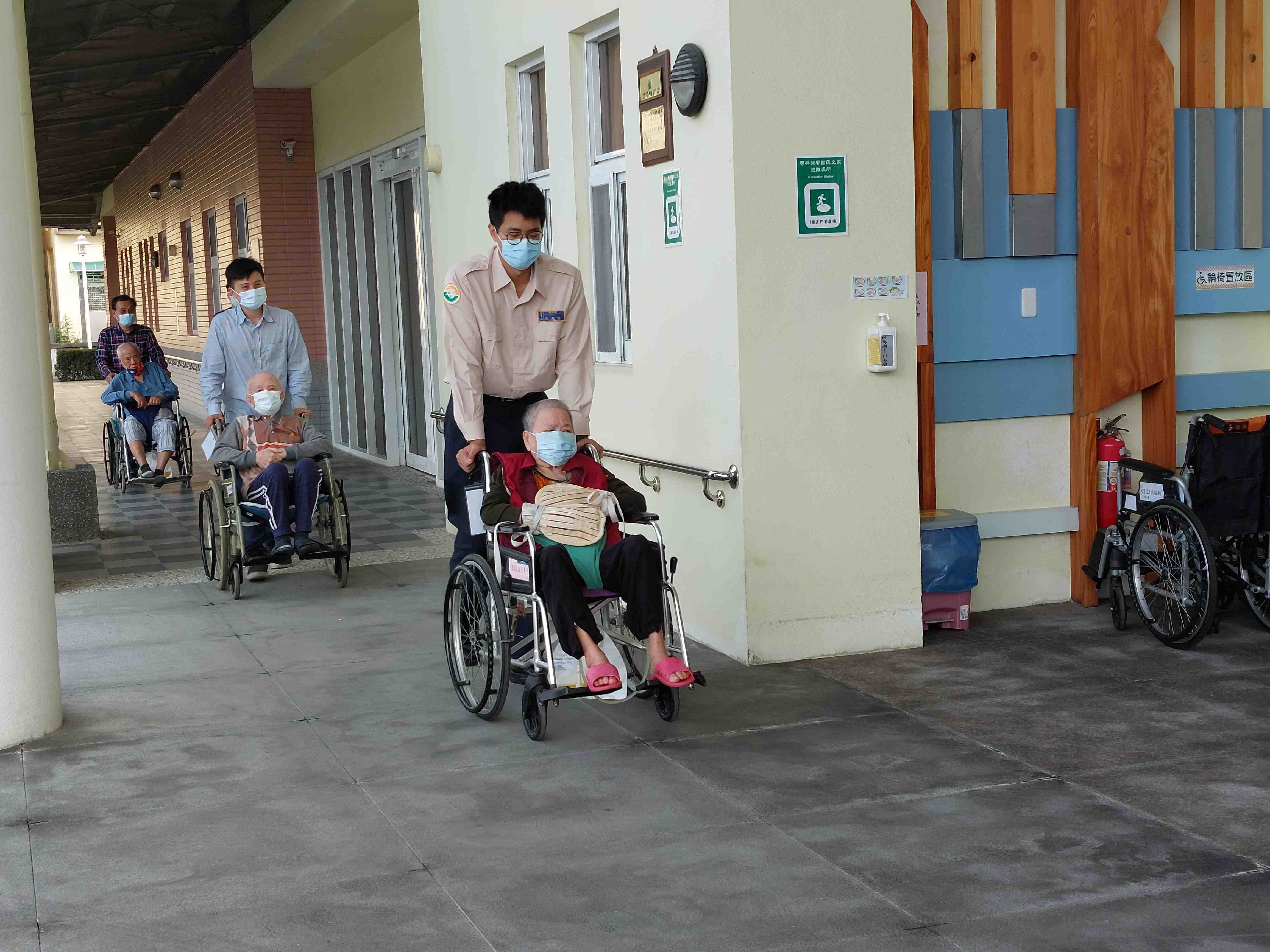 職員工及替代役男推坐輪椅住民參加健走活動