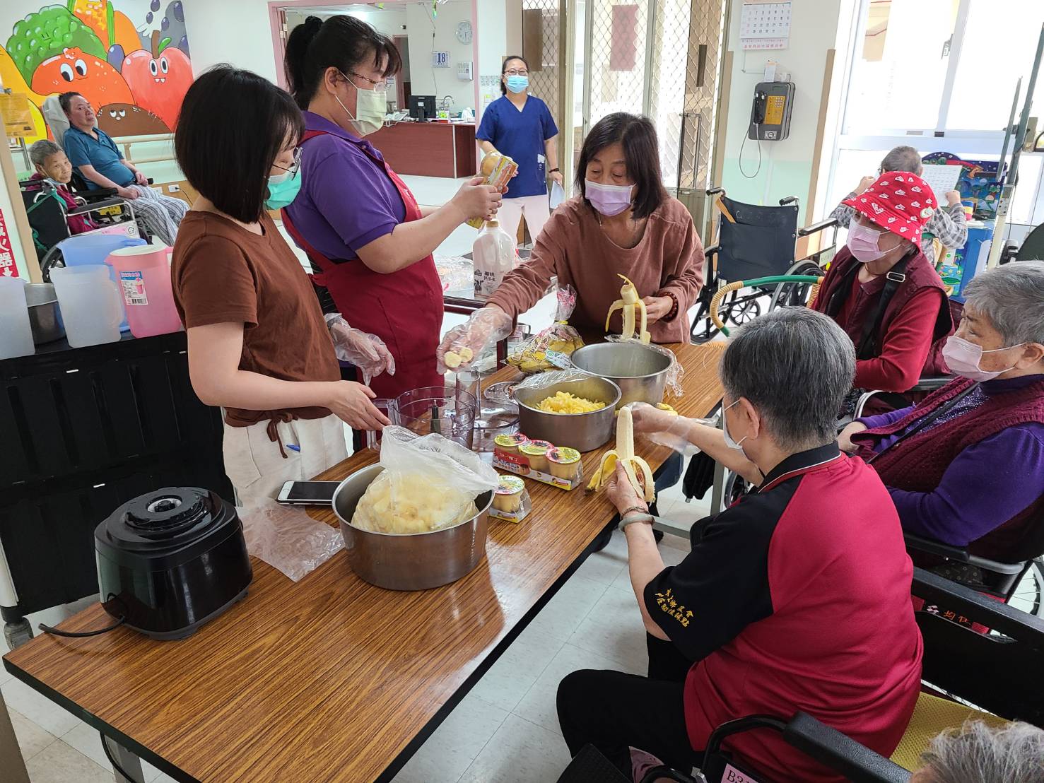 111年3月18日製作蔬果精力湯活動