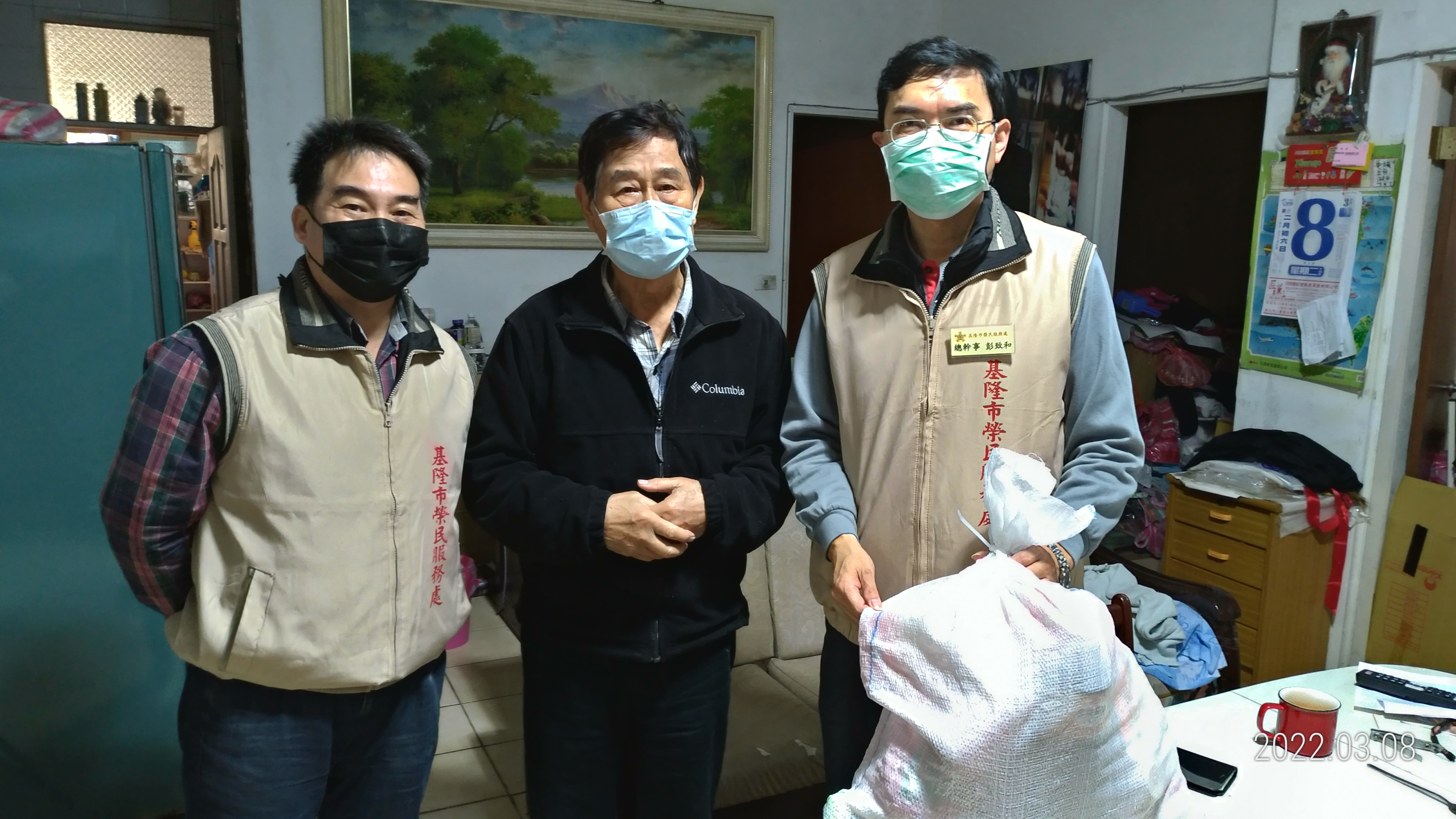 1基隆市榮民服務處彭致和總幹事(右) 致贈榮民馬伯伯愛心物資,關懷其生活照顧及健康情形。