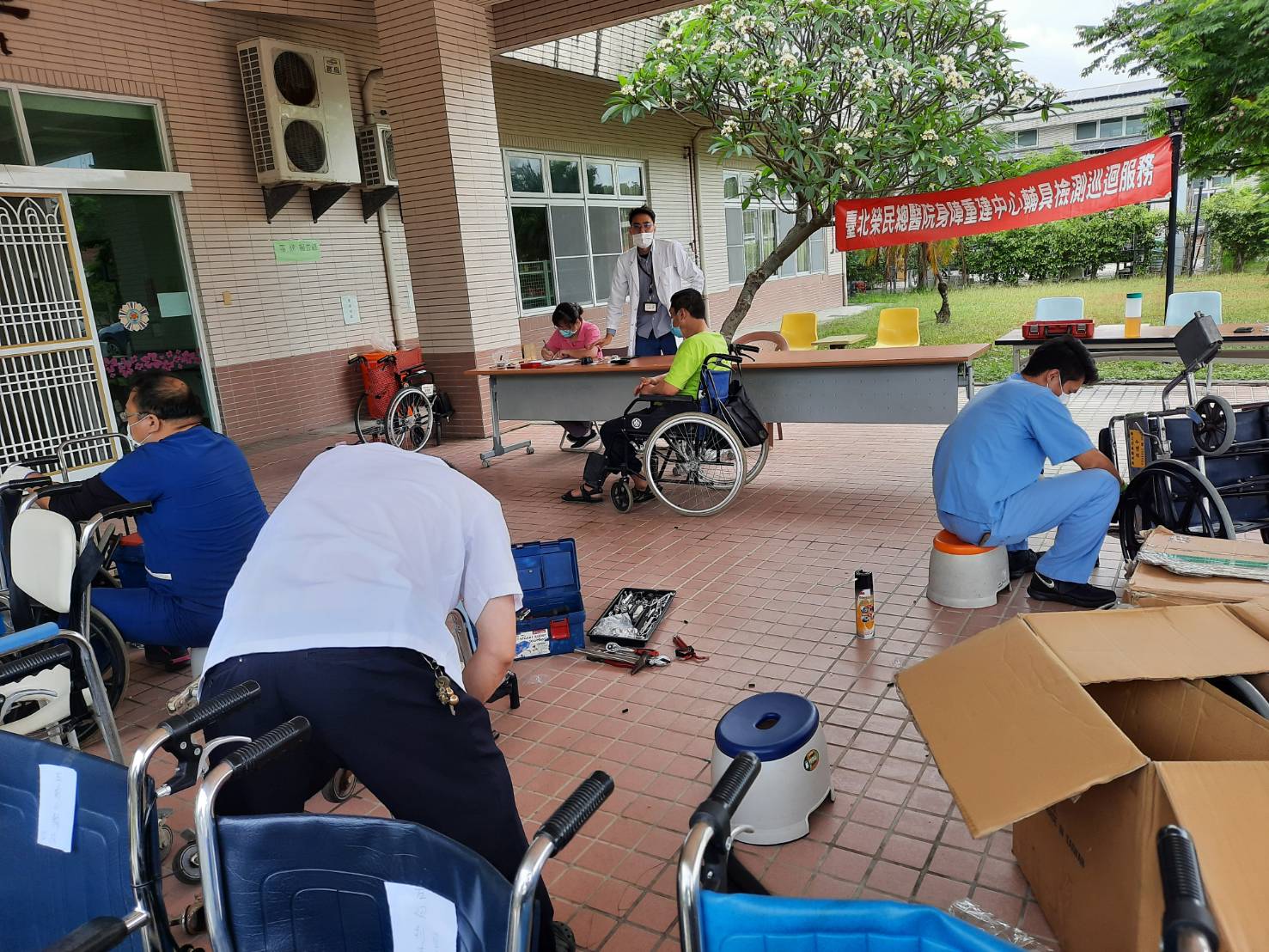 111年05月04日台北榮總身障重建中心團隊蒞家做輔具巡迴服務~~守護長輩的健康、安全
