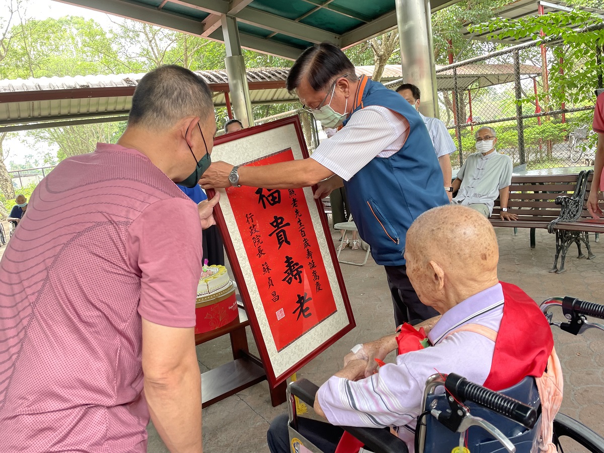 111年05月05日百歲人瑞「蘇興照」壽辰~屏東榮家慶生祝福