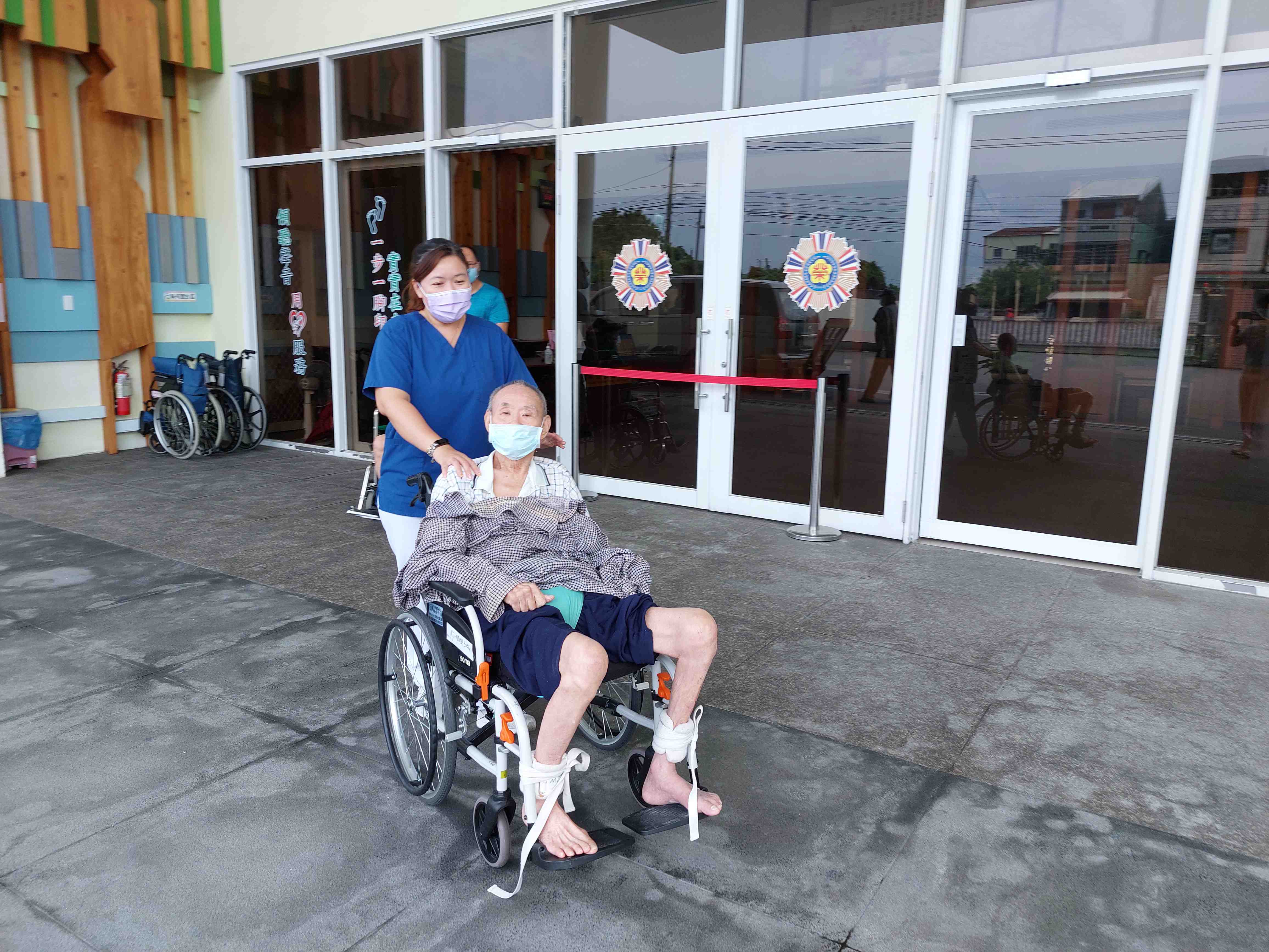 護理師推坐輪椅住民參加健走活動