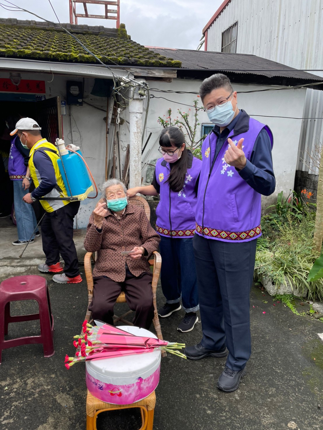 「榮情五月愛加倍-歡度母親節」花蓮榮服處為遺眷媽媽們義剪暨居家環境清潔感動服務