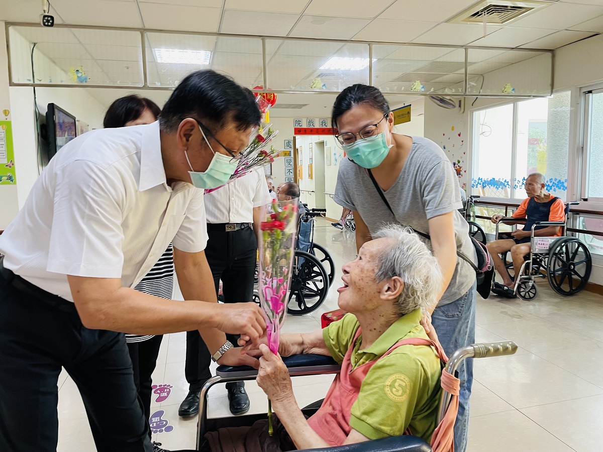 111年05月06日屏東榮家感謝母親與護理師溫馨相伴