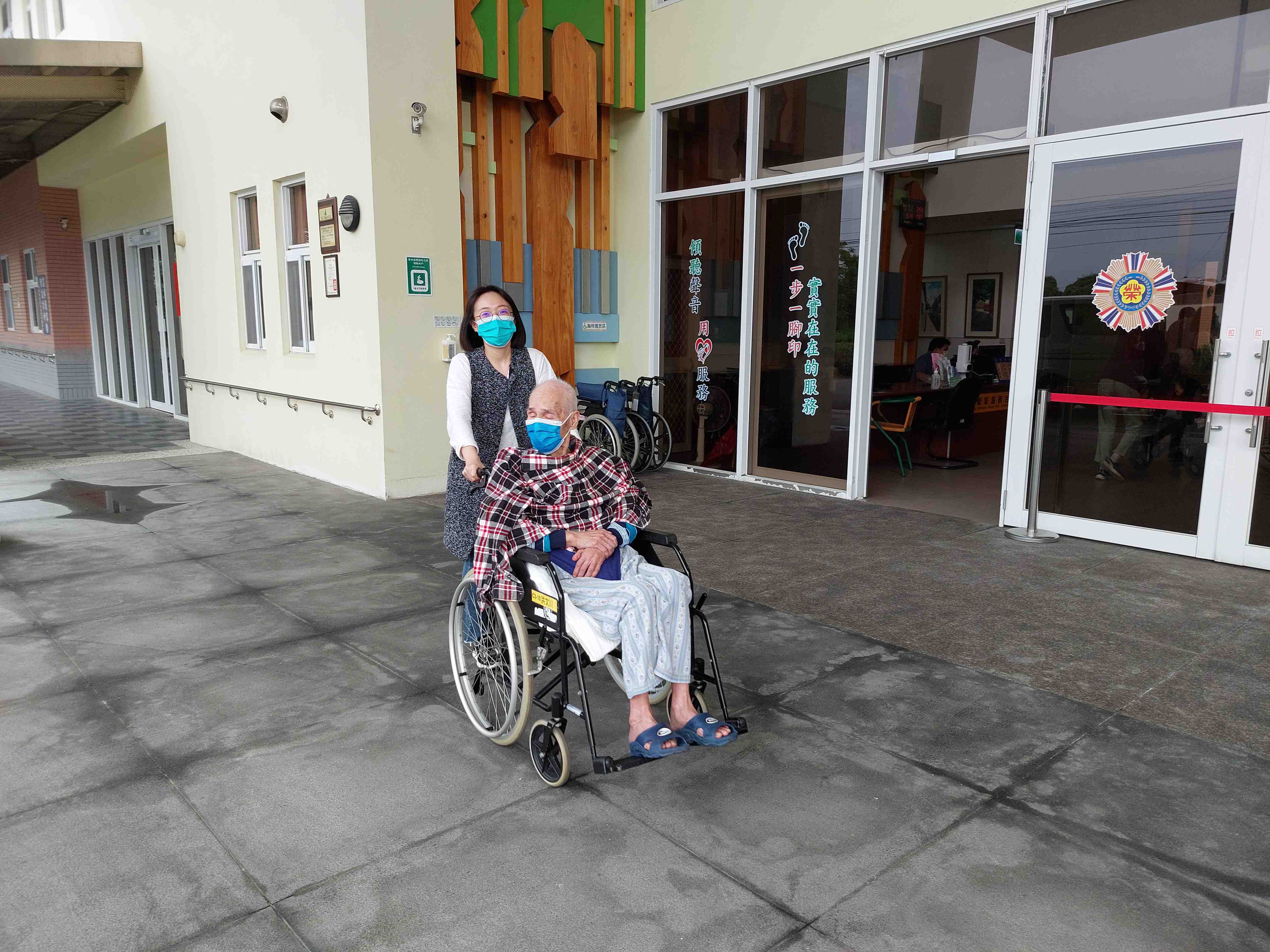 社工師推坐輪椅住民參加健走活動