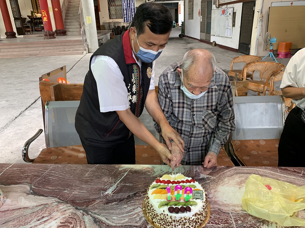 臺東榮伯喜慶百歲 志工齊聚祝賀樂無比