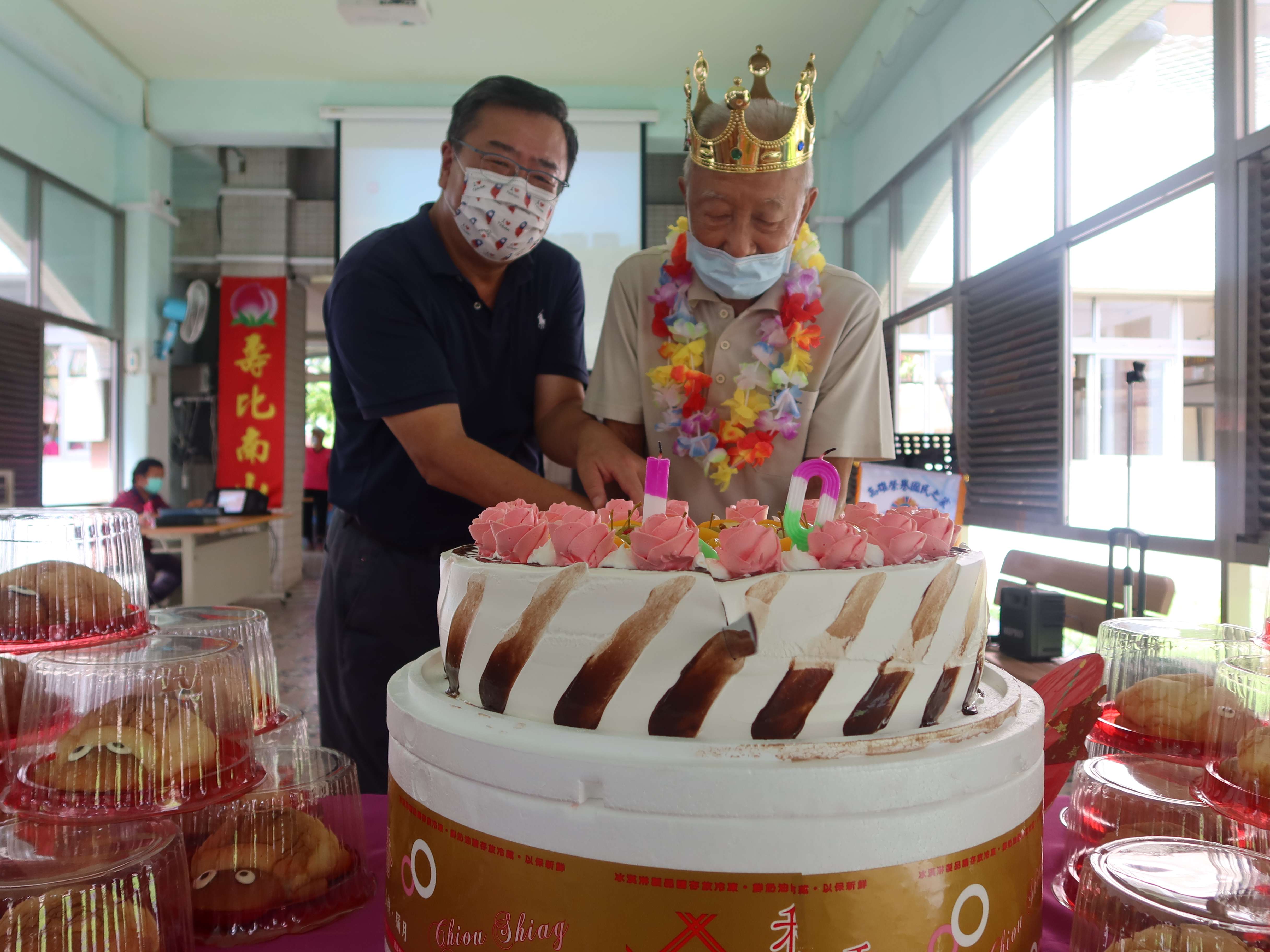 慶生會獲贈商旅車  榮家長輩歡喜幸福遊