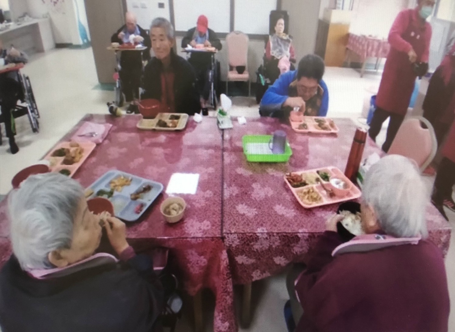 住民愉悅享用餐食