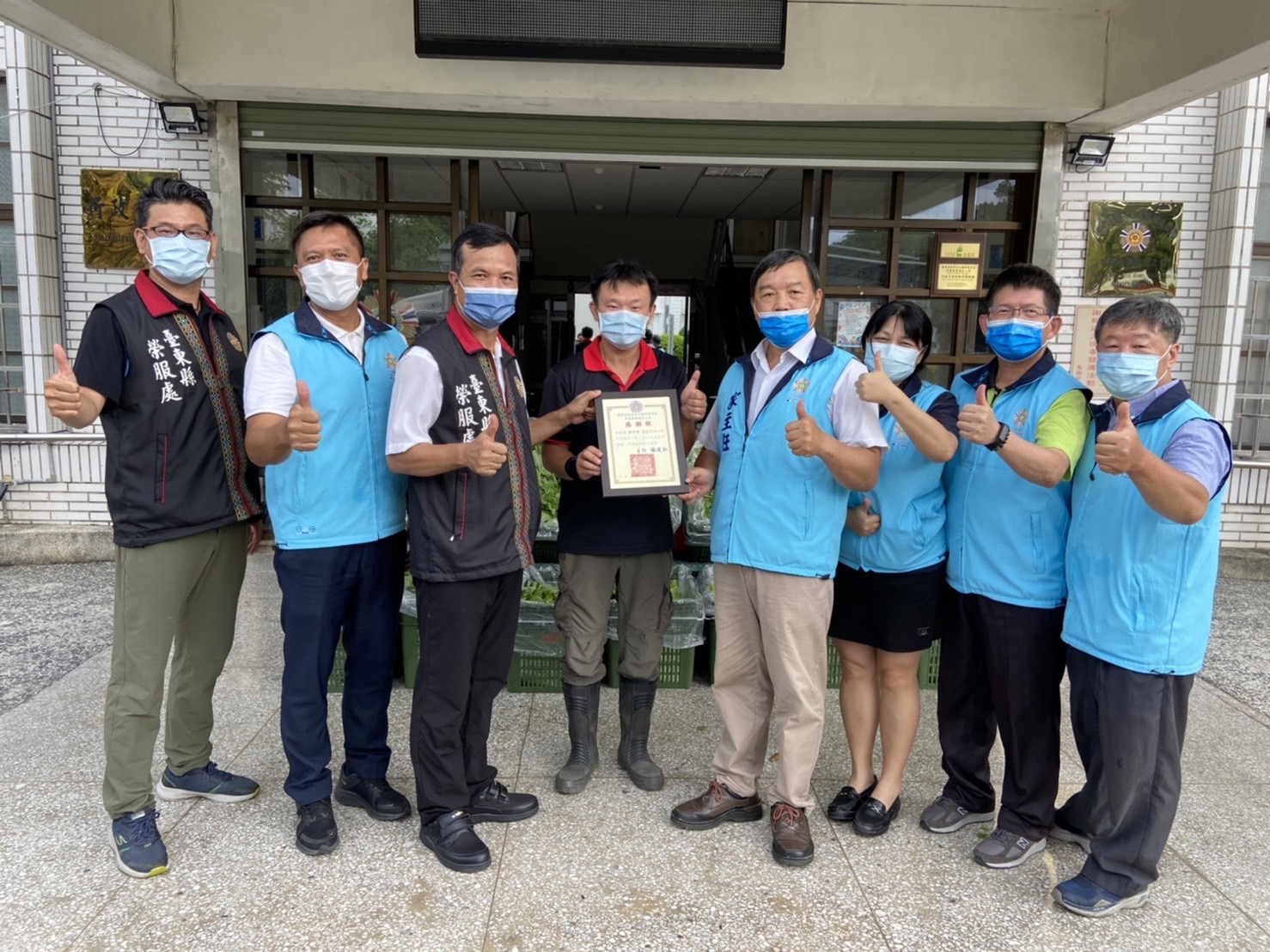 111.07.05 退除役官兵陳孝偉愛心送暖，致贈榮家時令蔬菜造福住民