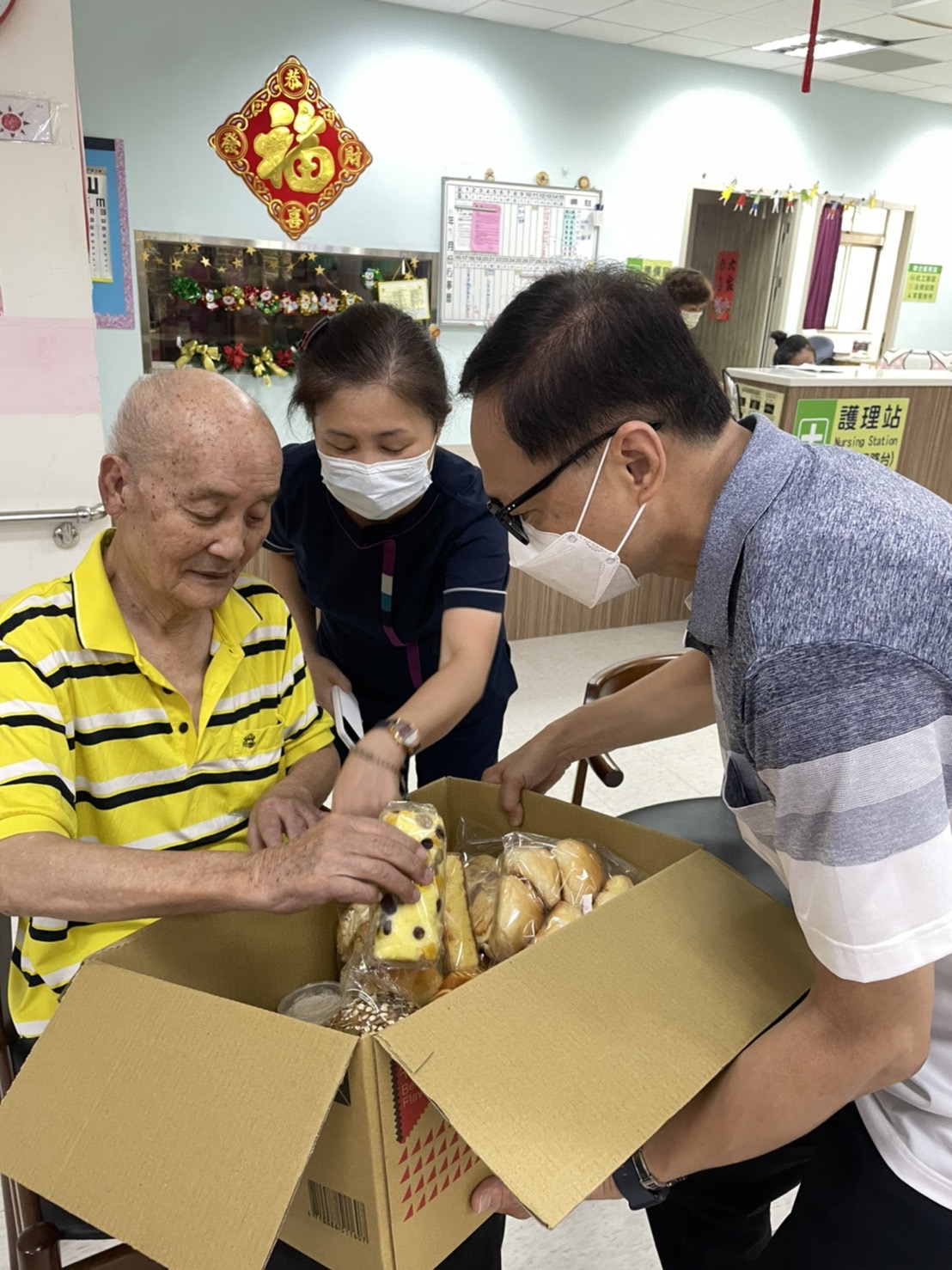 111-07-13中國文化大學生活應用科學系劉馨嵐教授捐贈200份點心予養護堂