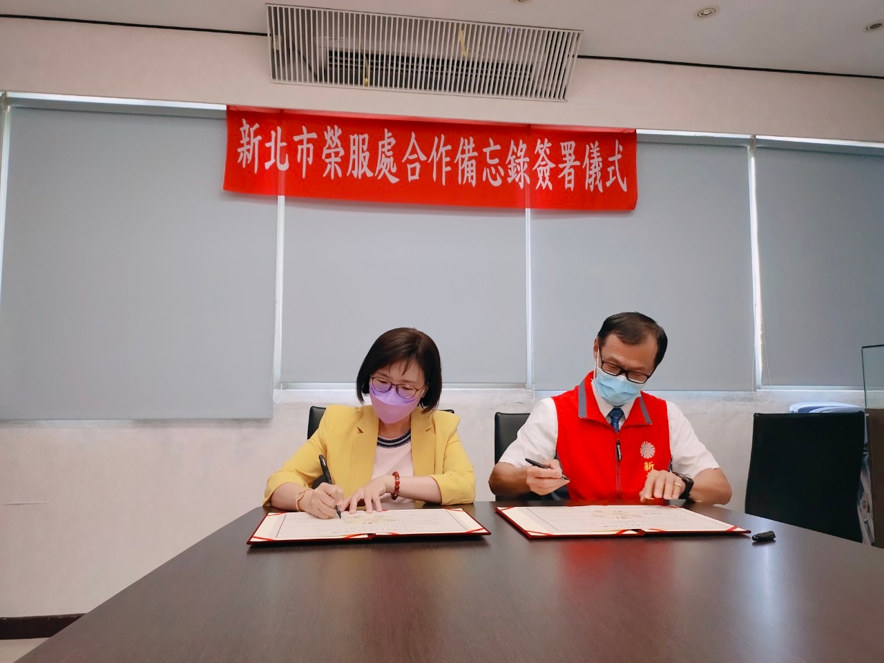 1.周興國處長(右) 與鄭玉如理事長(左)簽署「促進退除役官兵就業合作備忘錄」。