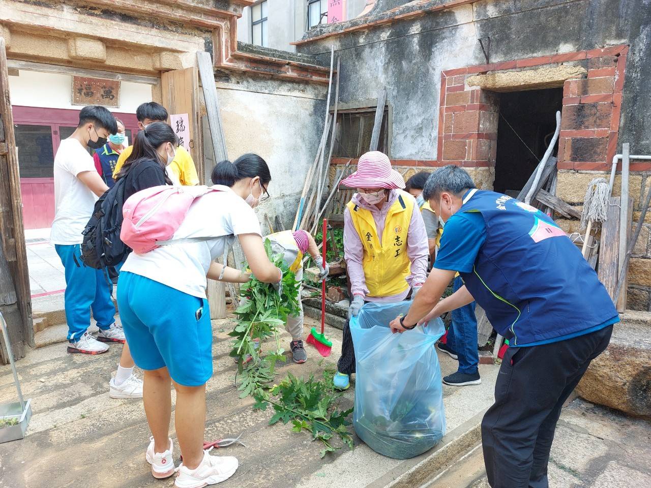 圖七參與打掃活動人員協助金沙陳伯伯整理庭院