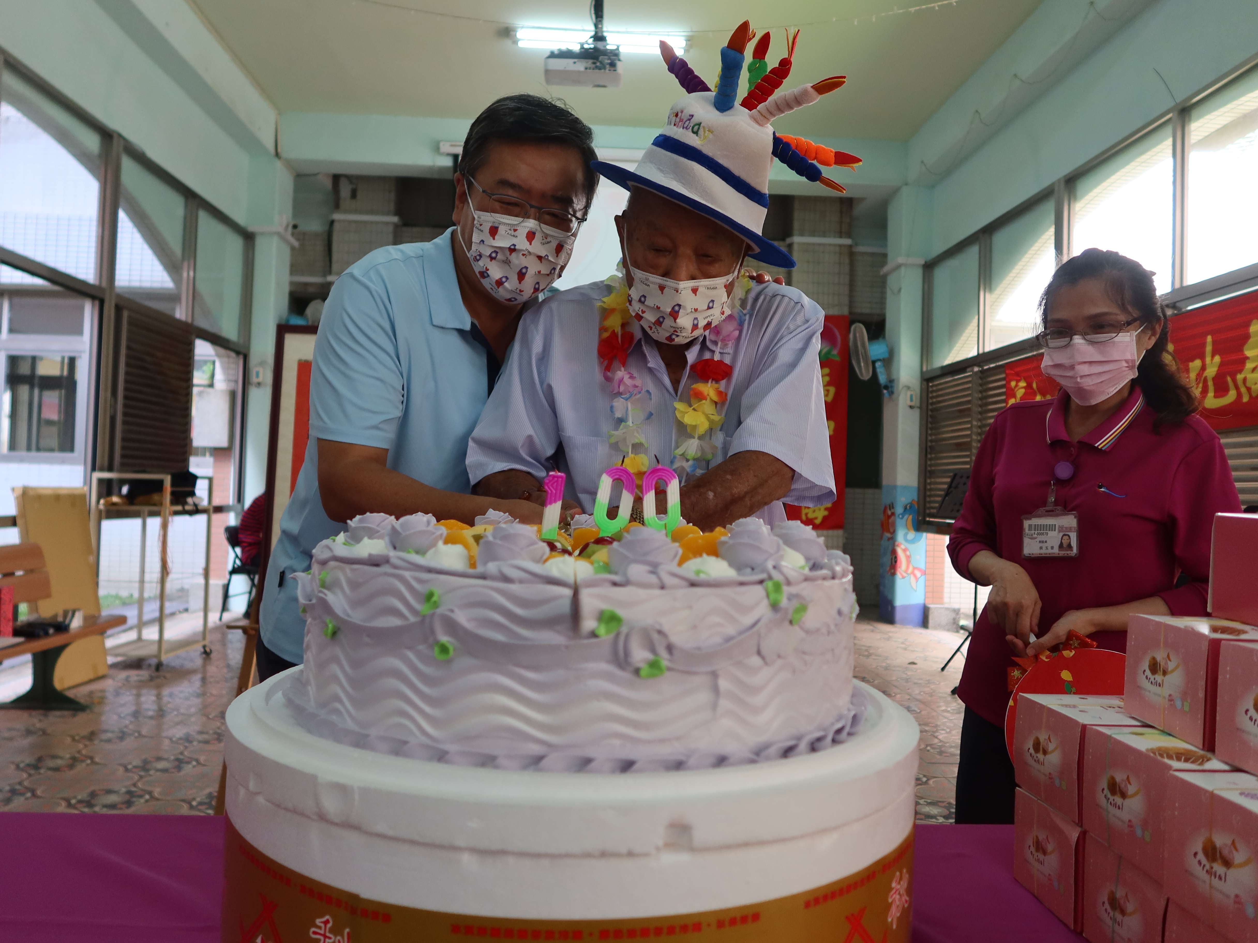 幼兒園小童熱鬧祝壽 人瑞爺爺歡喜笑呵呵