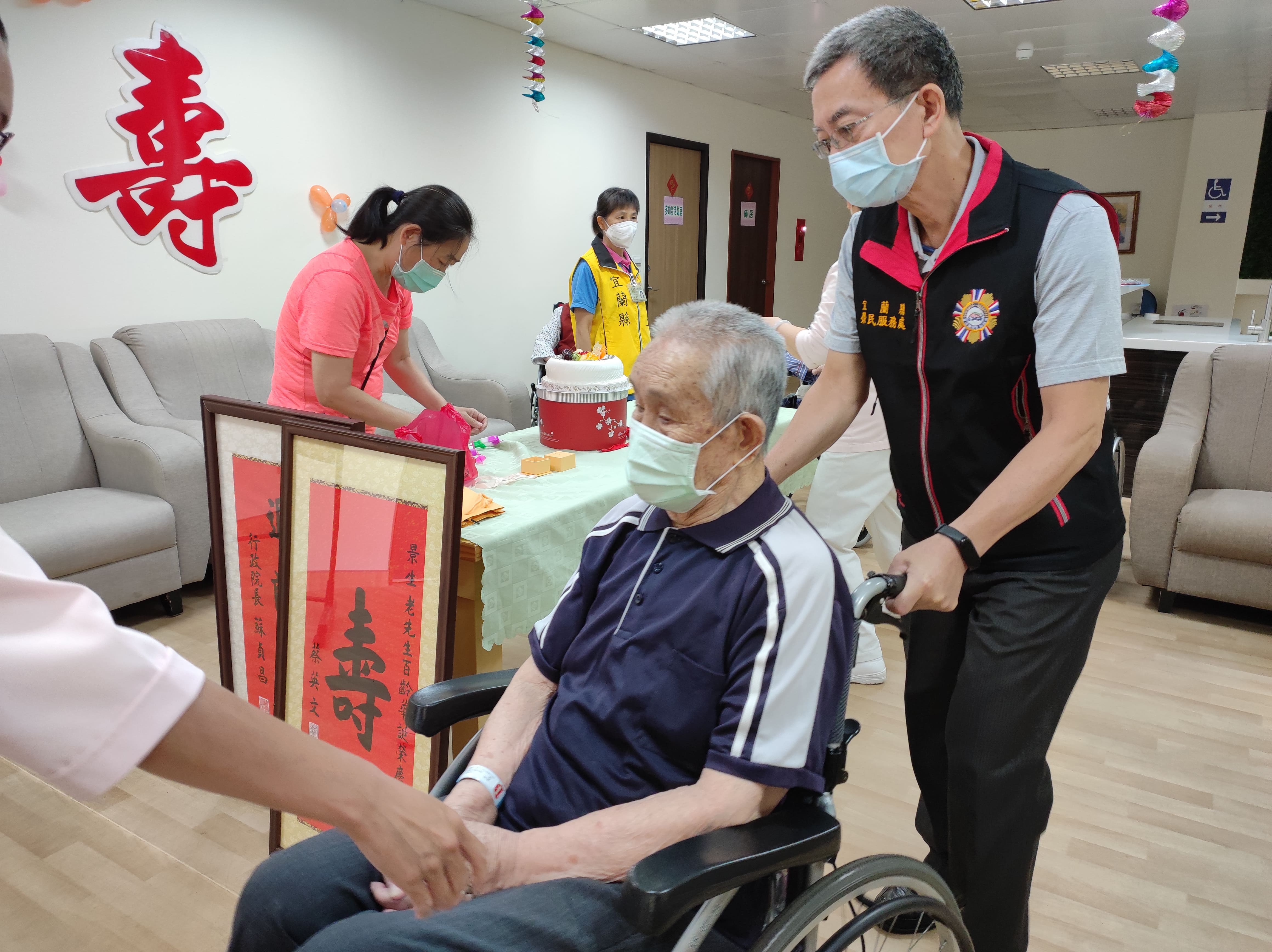 宜蘭縣榮民服務處鄭陽光處長率榮欣志工及同仁為田景生爺爺歡度百齡華誕