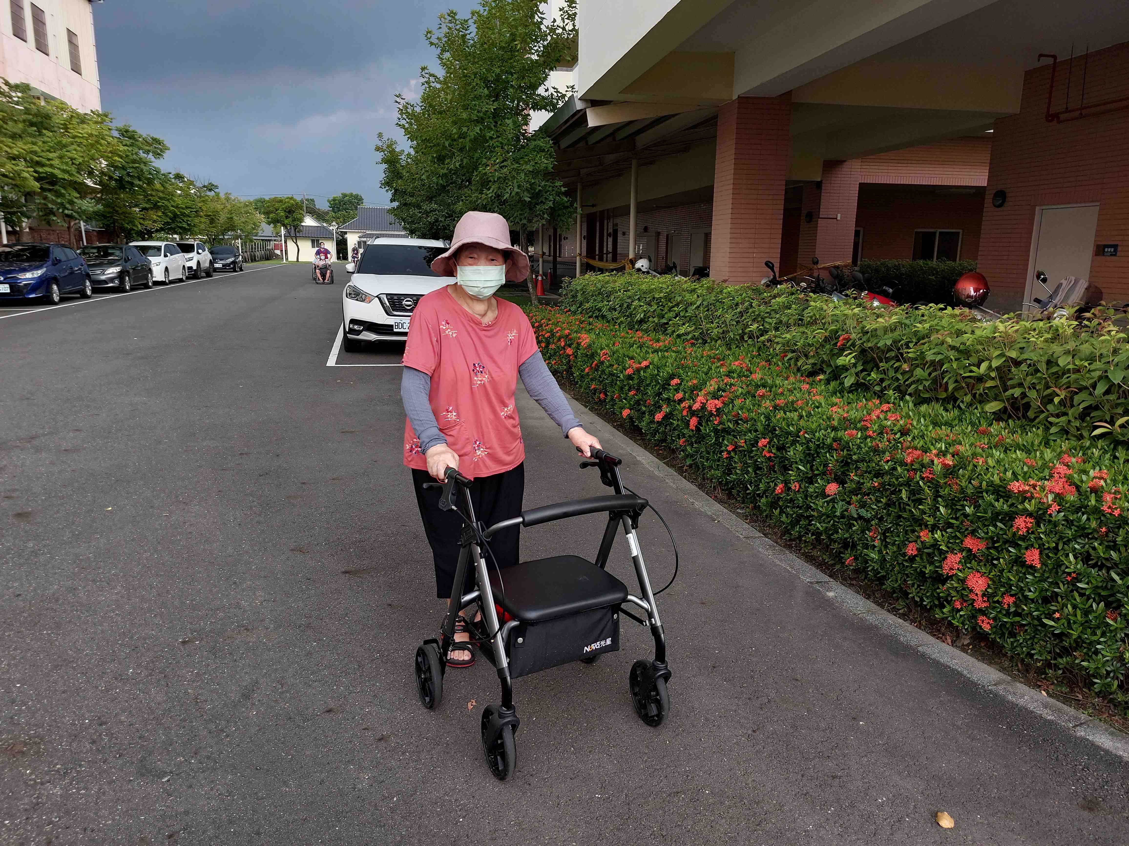能自理住民推輪椅參加健走活動
