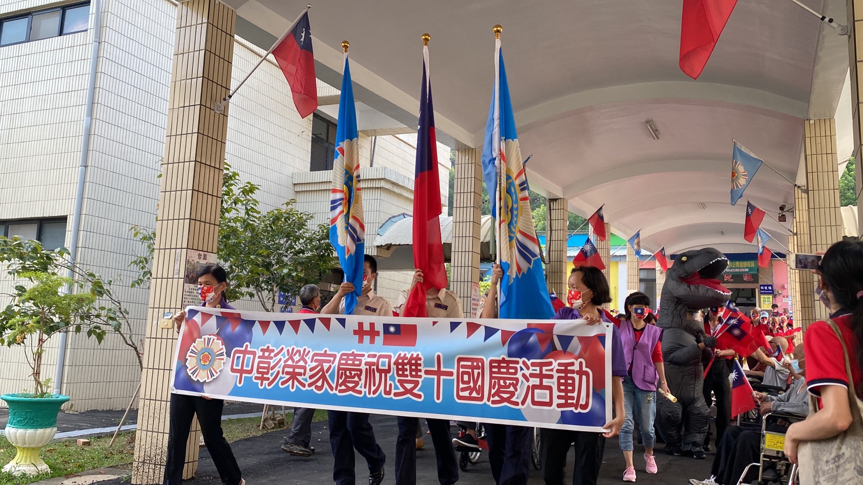 中彰榮家慶祝光輝十月升旗活動  榮家長輩唱愛國歌遊園區