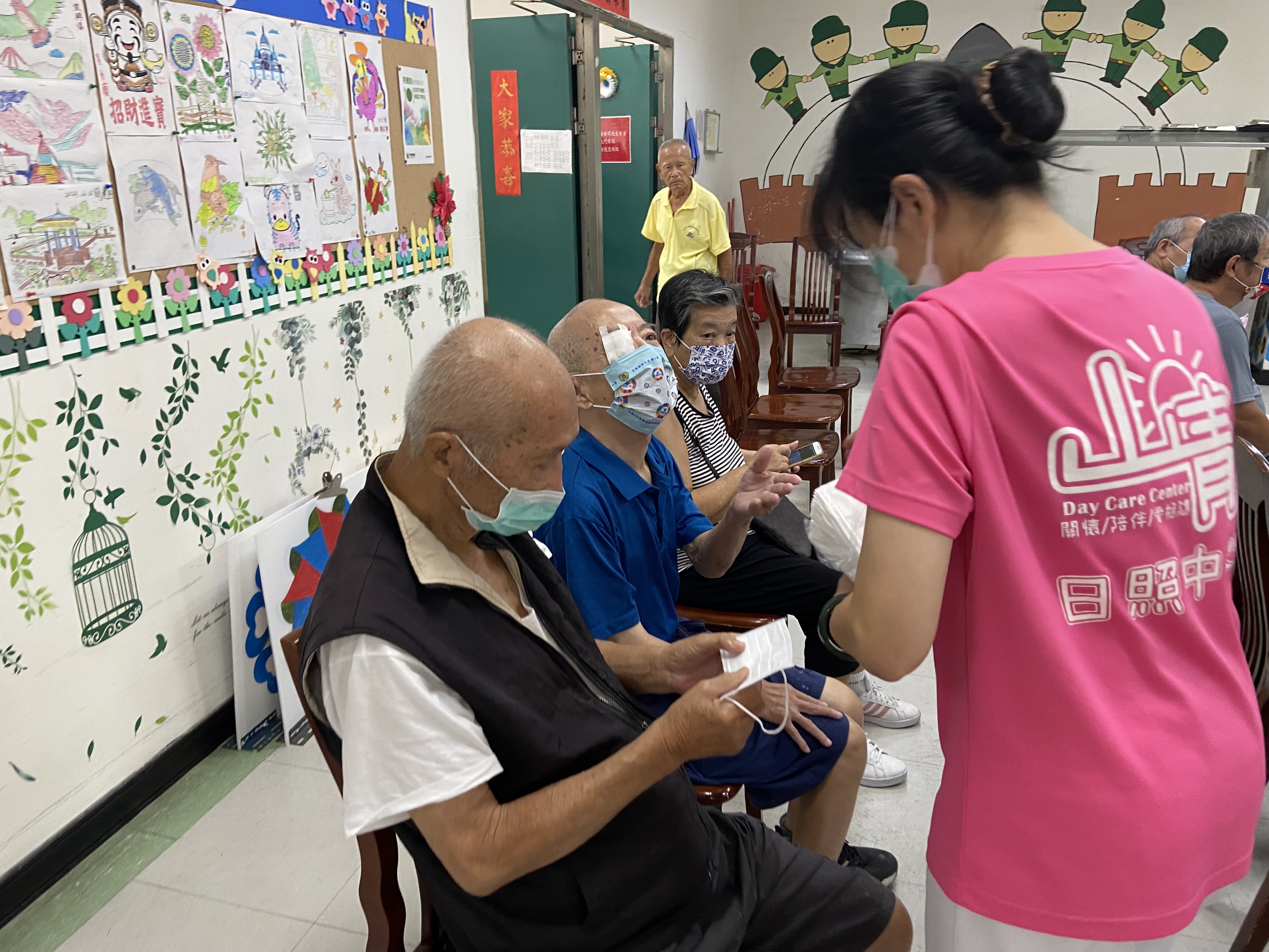 花蓮榮家「打疫苗送口罩」