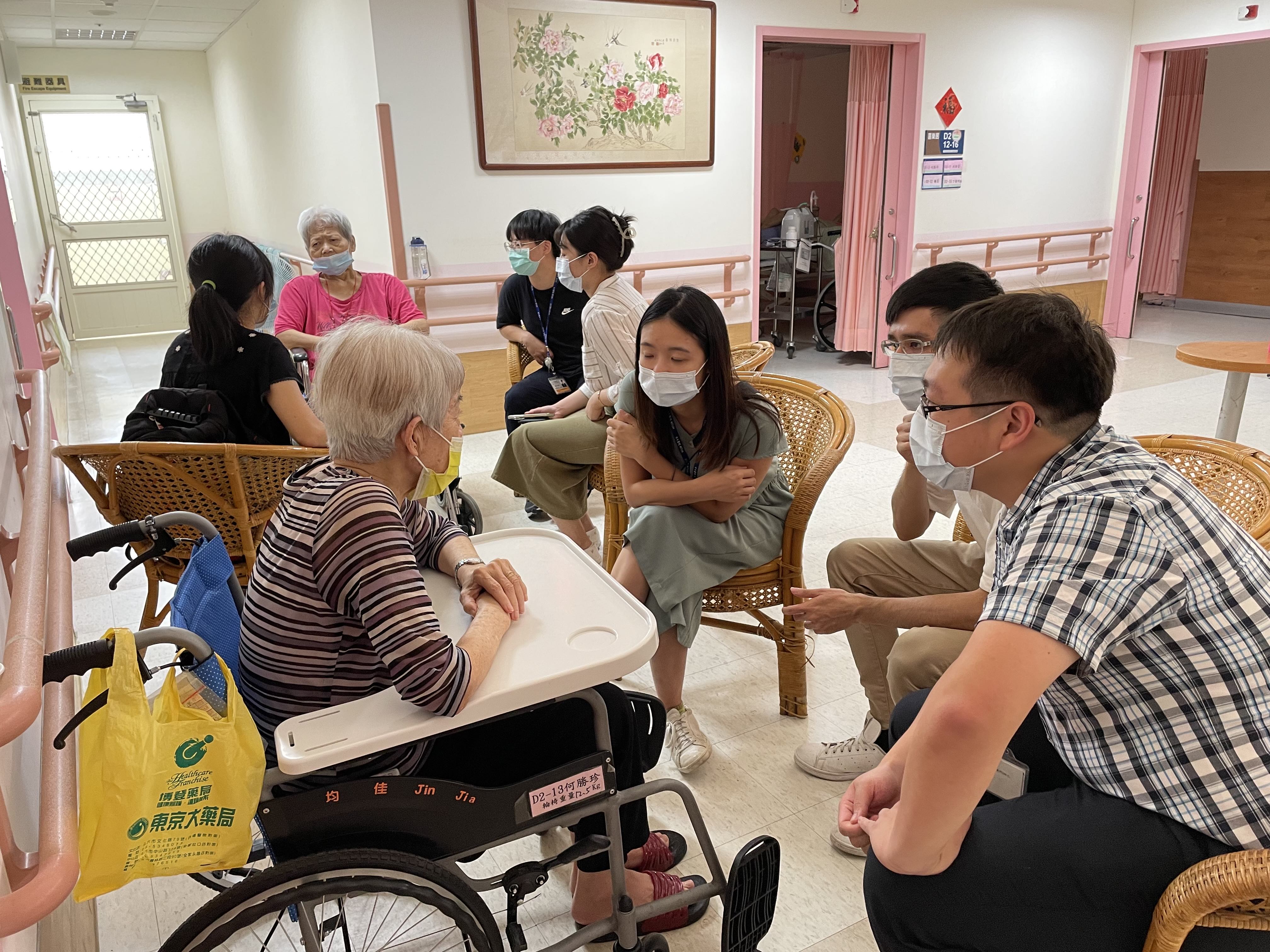 111年11月22日臺大社區醫學訓練醫師與本家長輩話「家」常