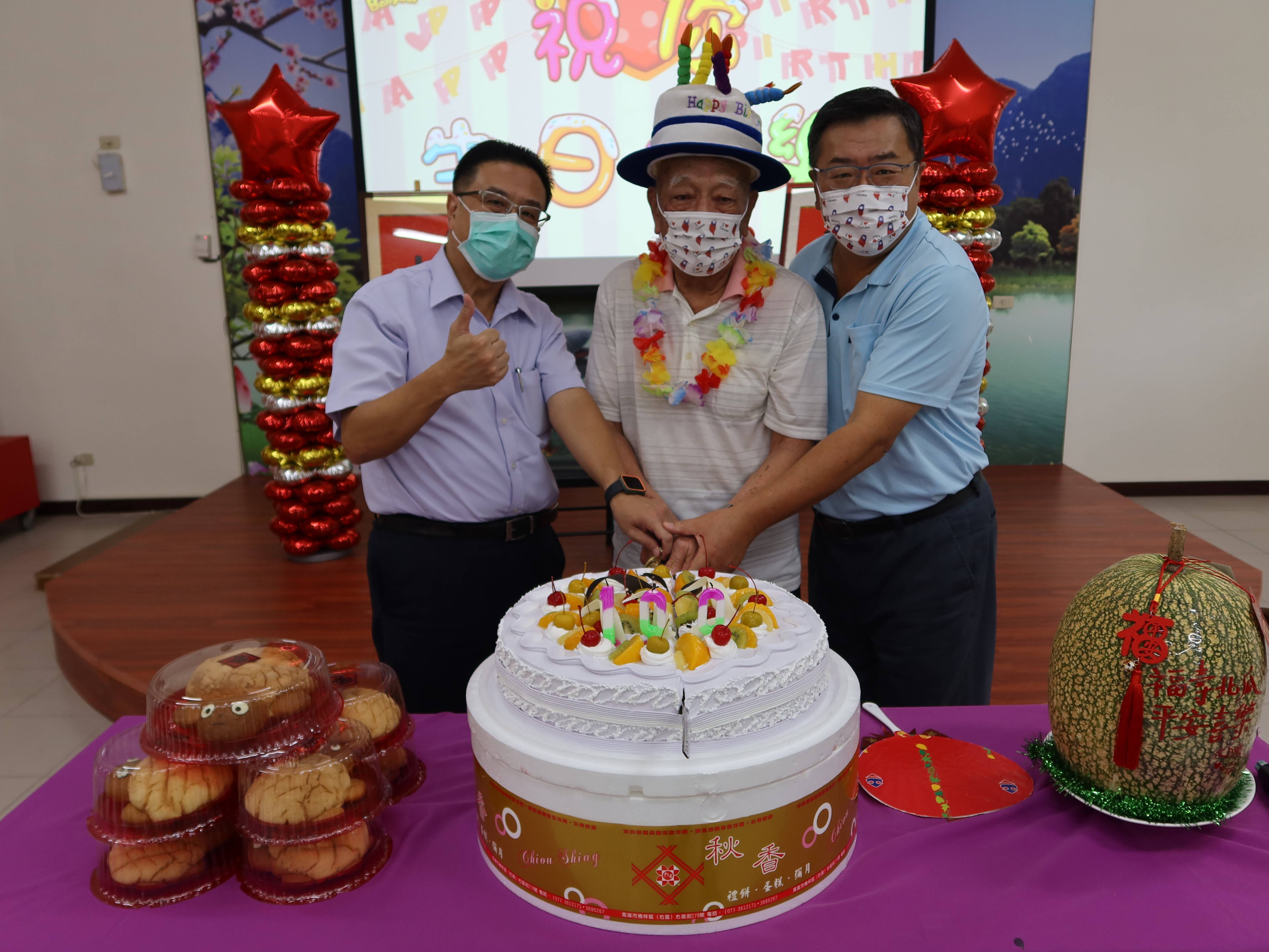 高雄榮家再添人瑞施爺爺 幼兒園小朋友唱跳慶嵩壽