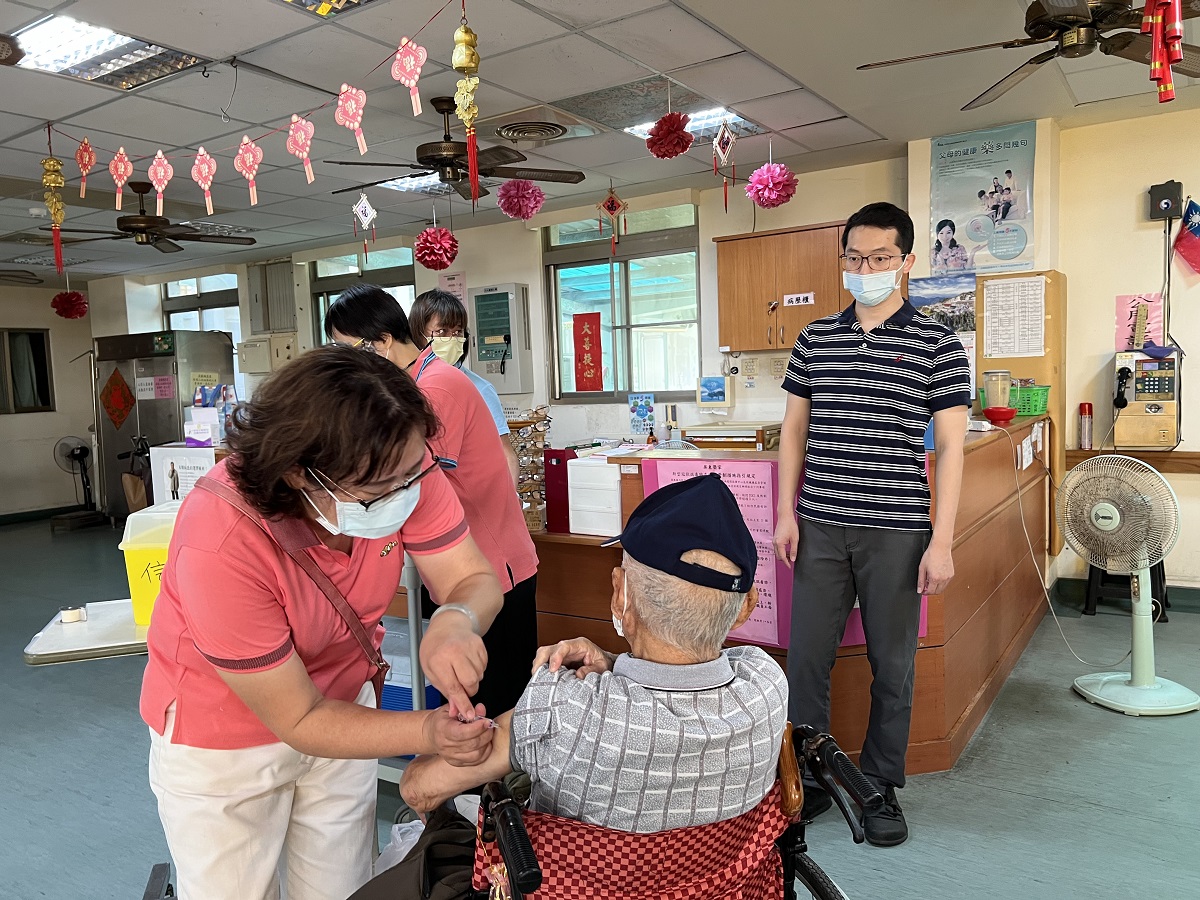 111年10月13日屏東榮家111年度公費流感疫苗開始施打增加長輩保護力