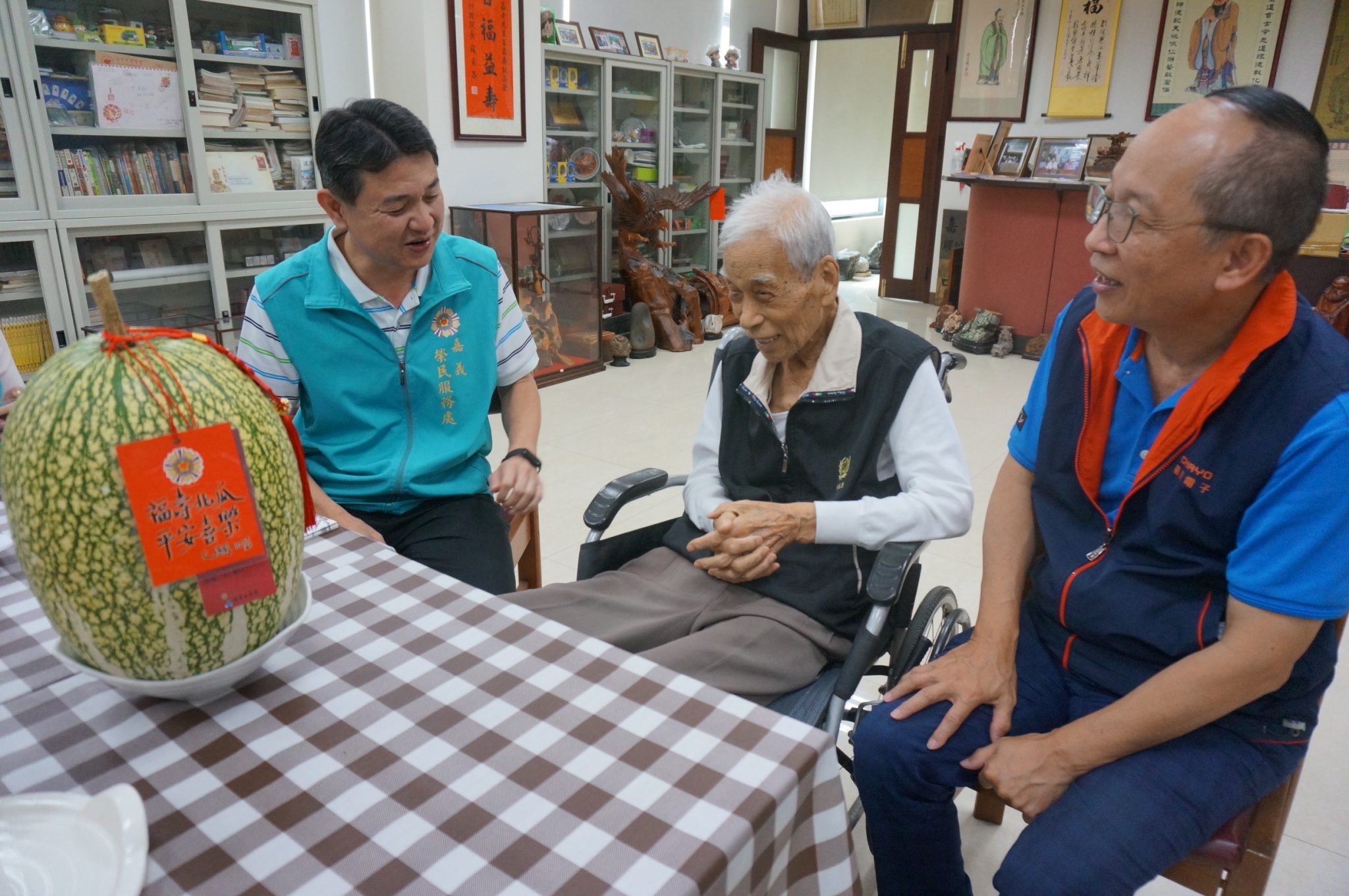 大鵬主委的祝福 嘉義榮服處致贈福壽北瓜